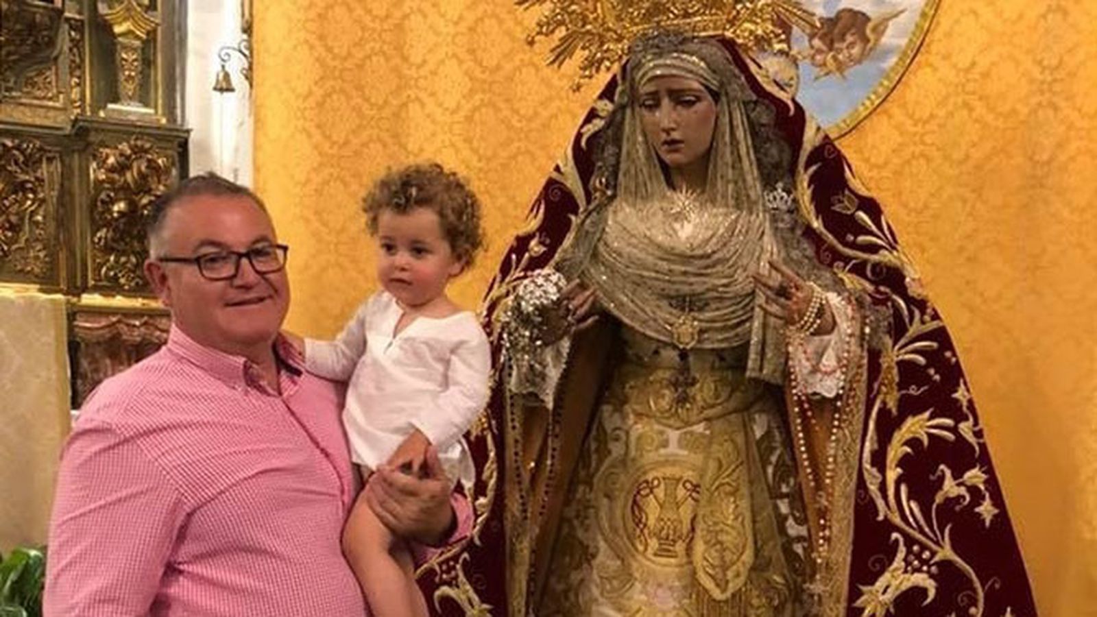 Paco Pareja Raya, con la Virgen de la Caridad de Cabra.