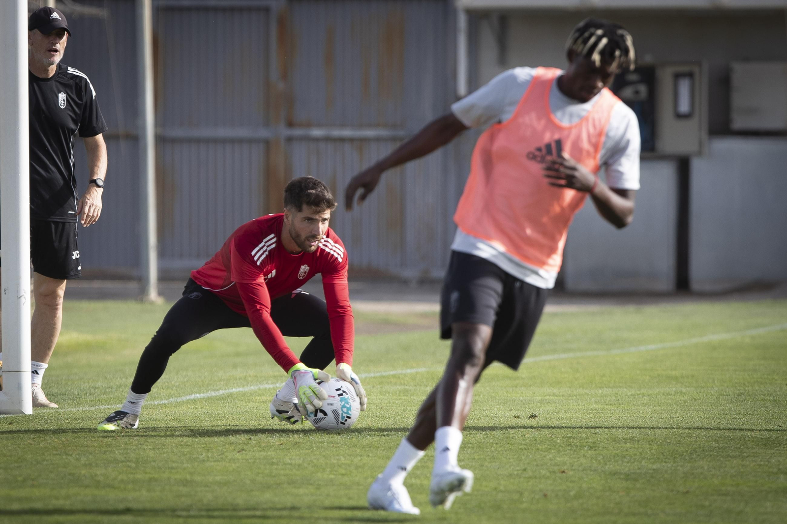 Luca Zidane atrapa el balón en un entrenamiento del Granada CF