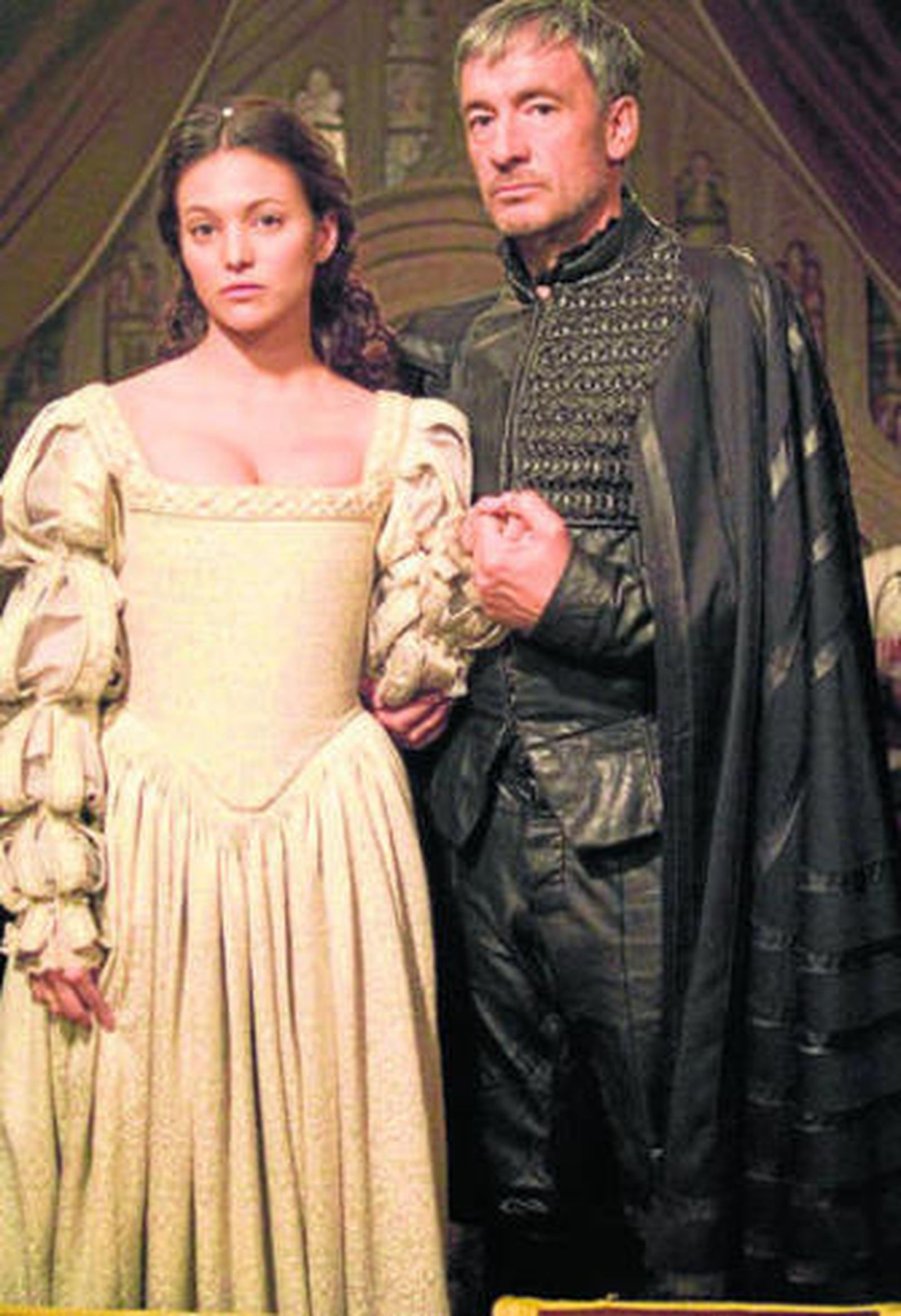 La actriz Elisa Mouilaá, Elisa en 'Águila Roja; y Francis Lorenzo, el Comisario.