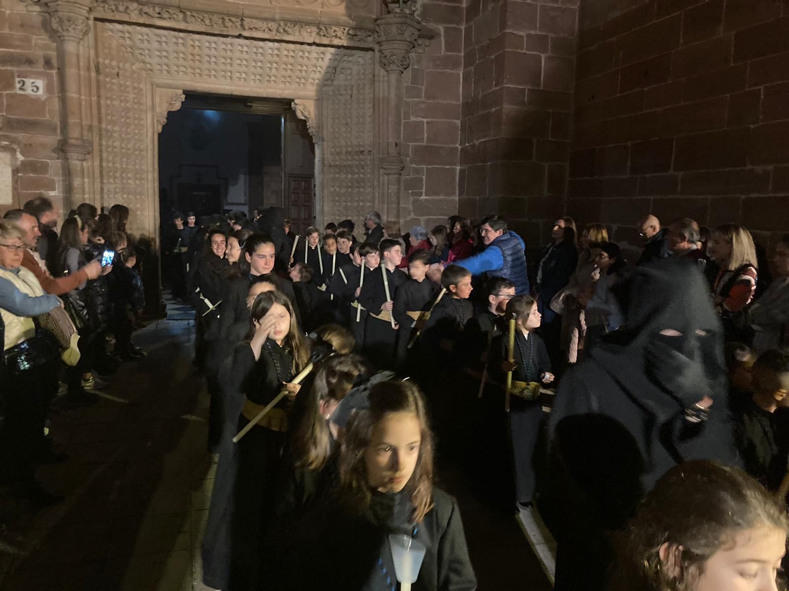 Lunes Santo en Montoro: El vía crucis del Cristo de la Misericordia, en fotografías