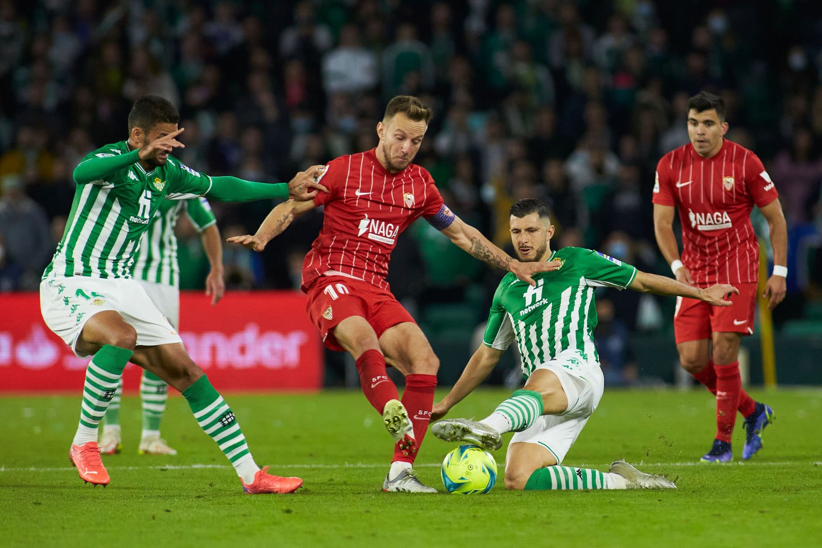 Rakitic, ante el argentino Guido Rodríguez.
