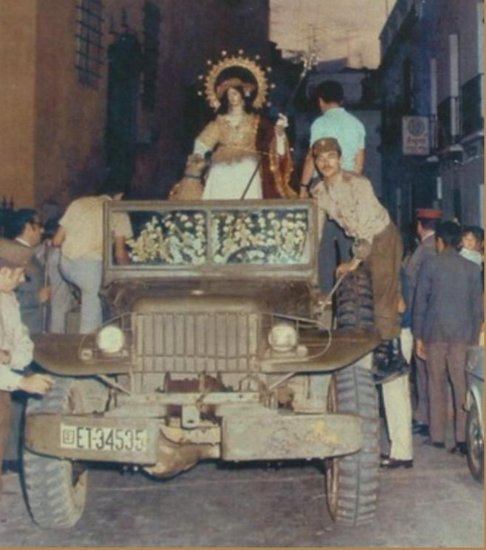 La Divina Pastora de Triana en un jeep militar. Otoño de 1971.