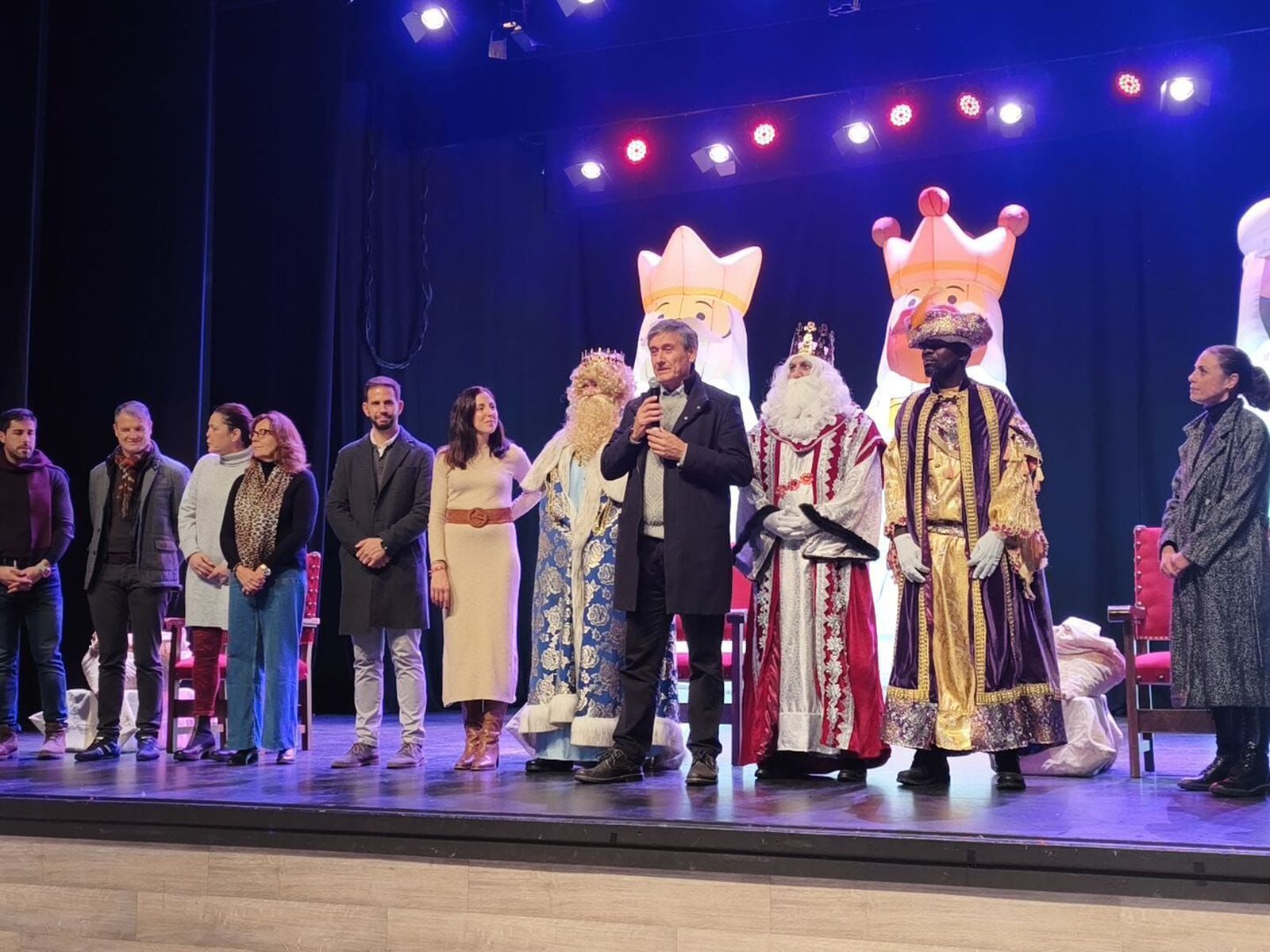 Adra recibe a Melchor, Gaspar y Baltasar en un Auditorio hasta la bandera, en imágenes