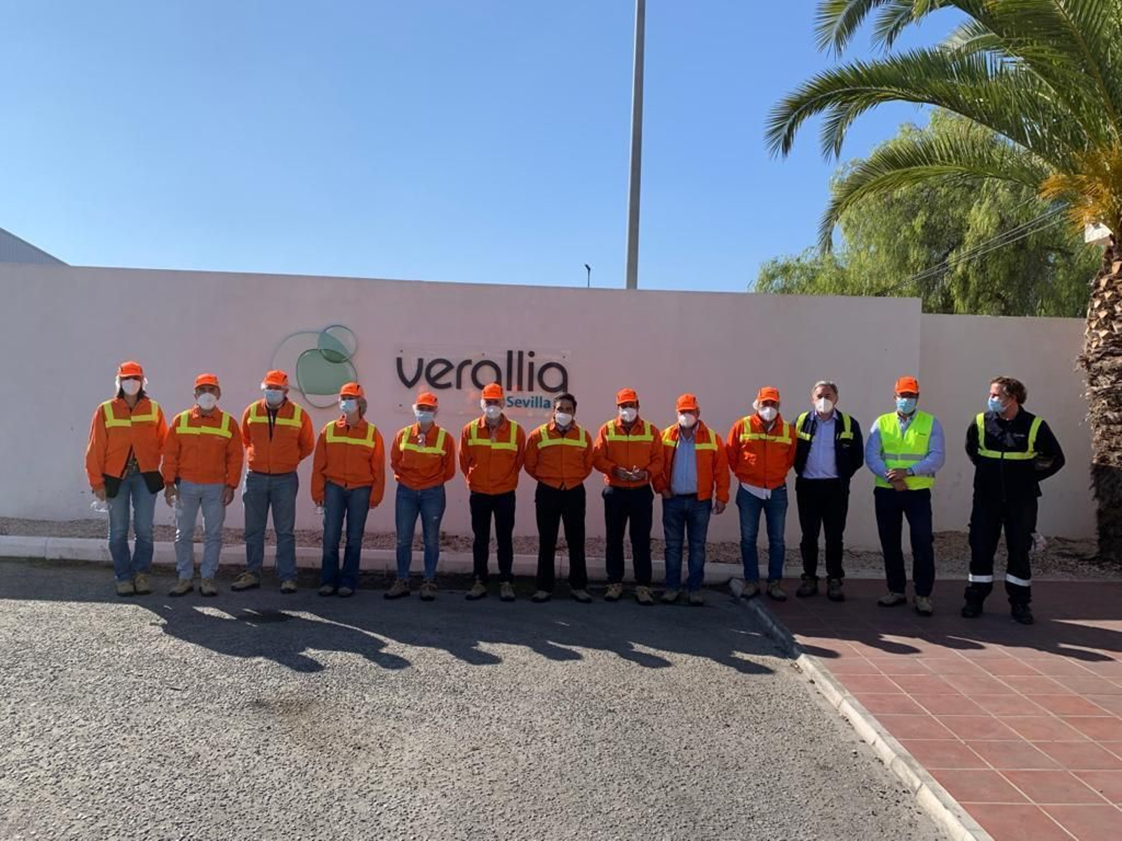 Un momento de la visita de los representantes onubense a la planta de reciclado.
