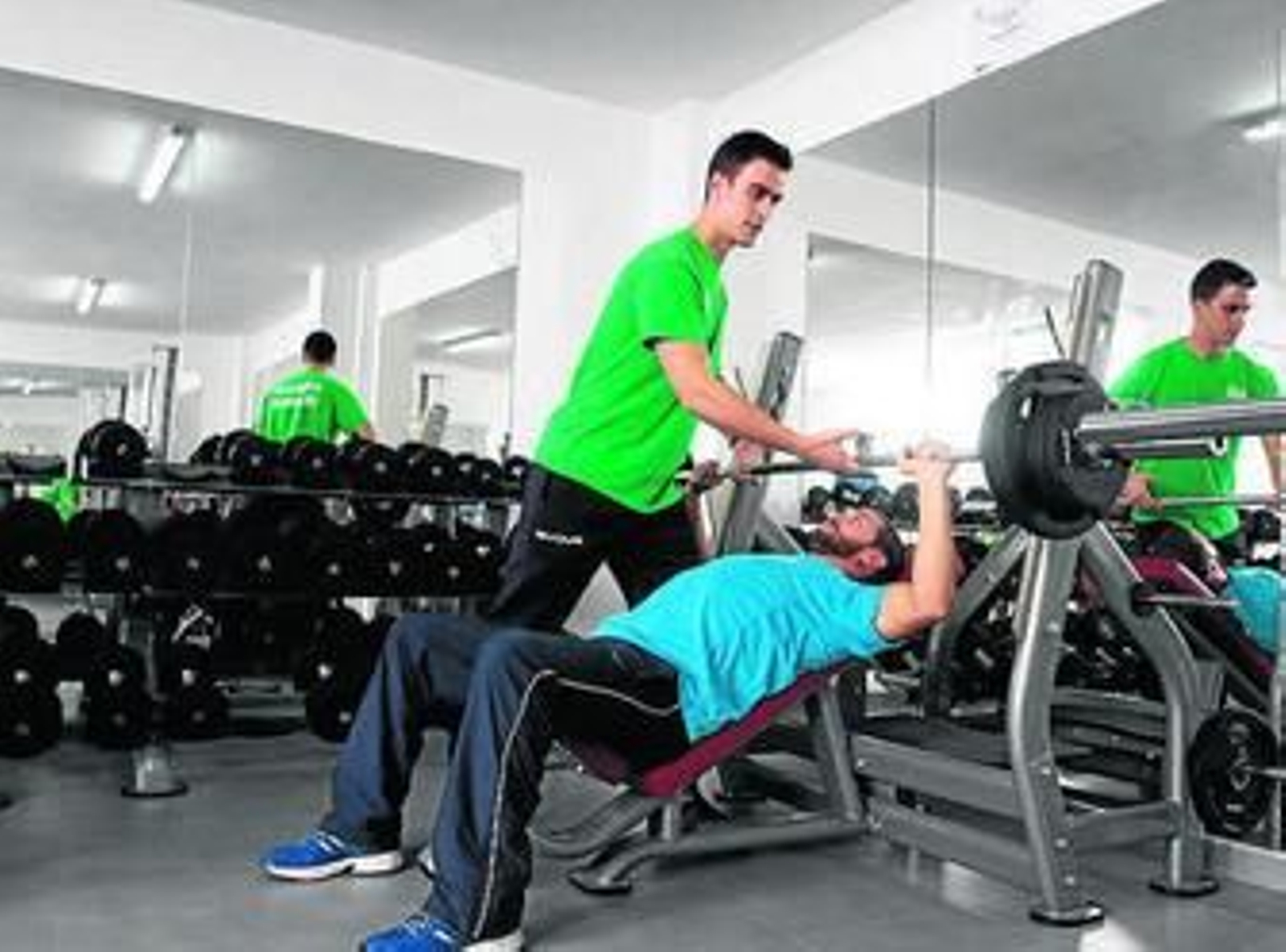 1. Un joven entrena en la pista de atletismo que rodea las instalaciones. 2. Varios equipos y peñas ya han alquilado las instalaciones para entrenar. 3 y 5. La sala de fitness también tiene gran éxito. 4. Estudiantes del título deportivo Tafad también practican fútbol y rugby. 6. El director de Estadio, Alejandro Camps, en una de las salas de actividades. 7. Gabriel Cante. 8. Francisco Guijarro. 9. Raúl Ortega. 10. Alejandro Camps. 11. Numerosas personas se acercan en bicicleta hasta el Estadio.