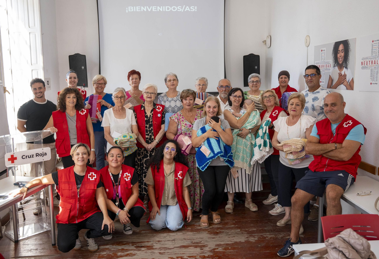 Cruz Roja realiza la entrega de mantitas solidarias a las familias de acogida