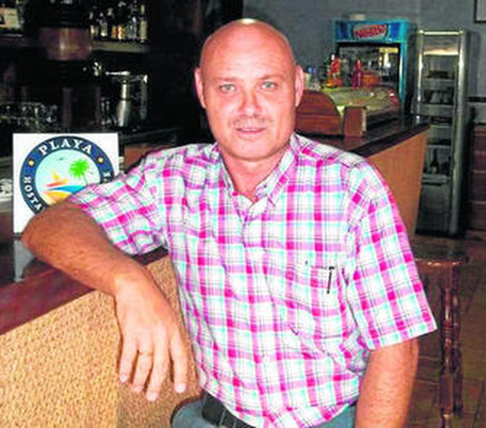 Antonio Ureba Vela posa en un local de la localidad conileña.