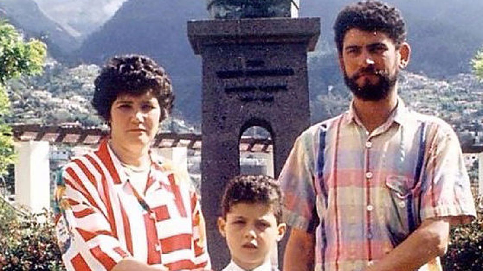 Ronaldo con sus padres, Dolores y José Dinis, cuando era niño.