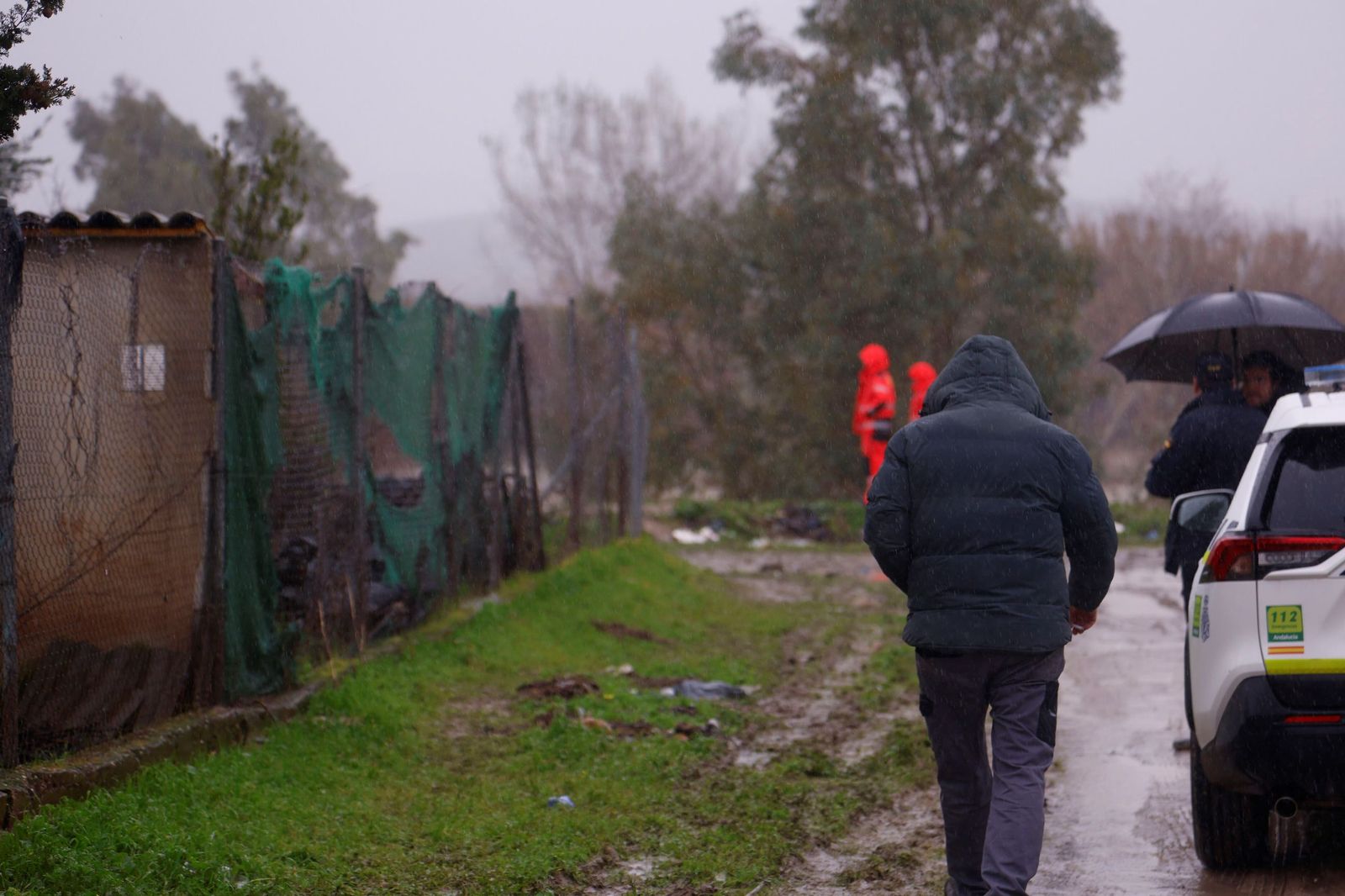 Los vecinos de la parcelación de Guadalvalle de Córdoba miran con temor la crecida del Guadalquivir