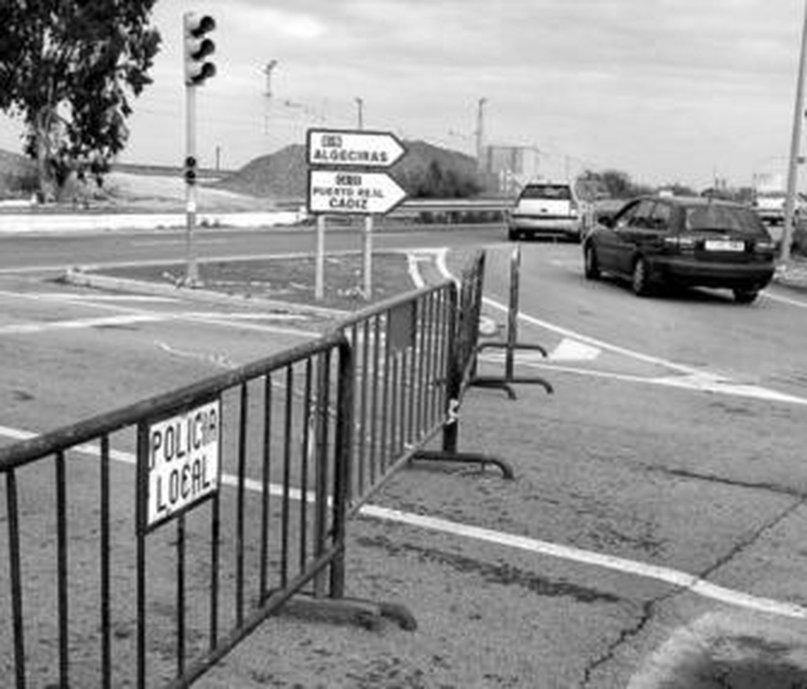 Vallas de la Policía Local cortando el cruce del antiguo camping de Valdelagrana y el semáforo averiado detrás.