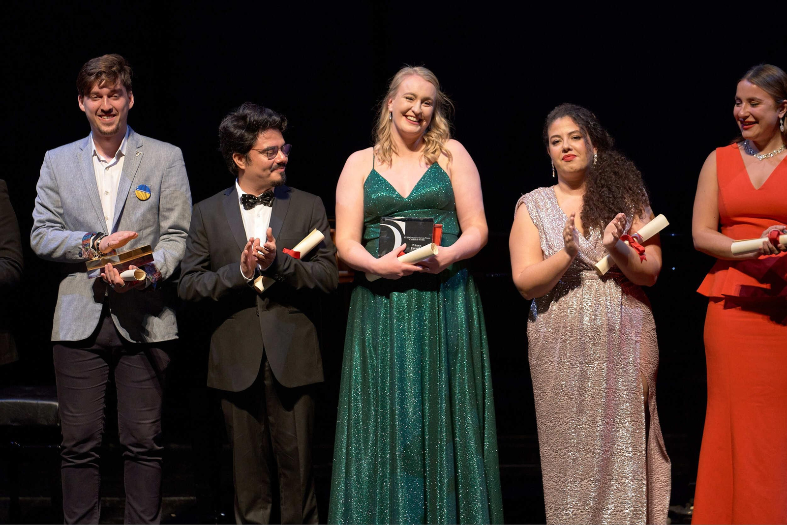 La ganadora (en el centro) junto a otros participantes en el Certamen.