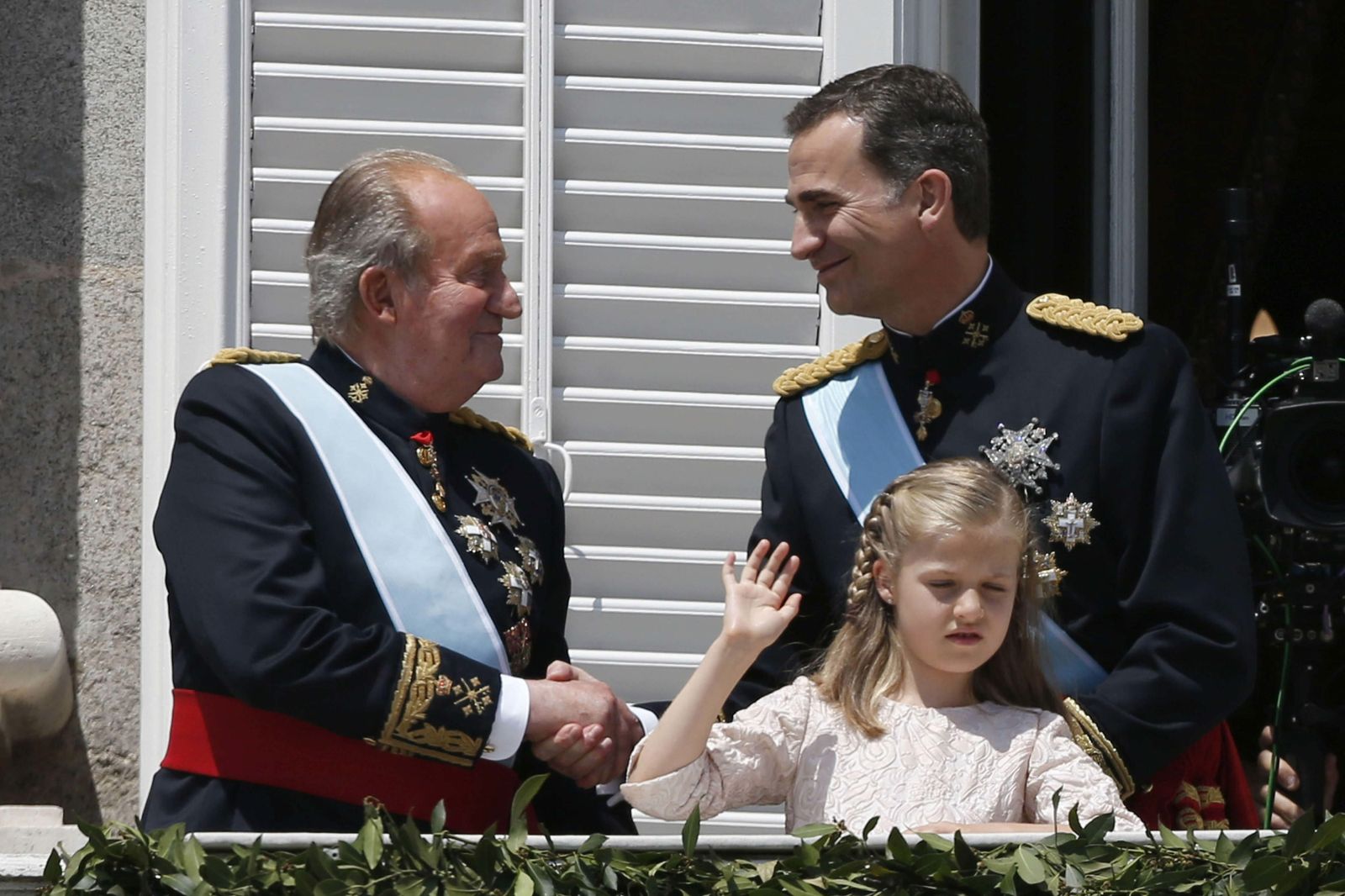El rey Juan Carlos y su hijo, Felipe VI, el día de la proclamación del segundo como Rey.