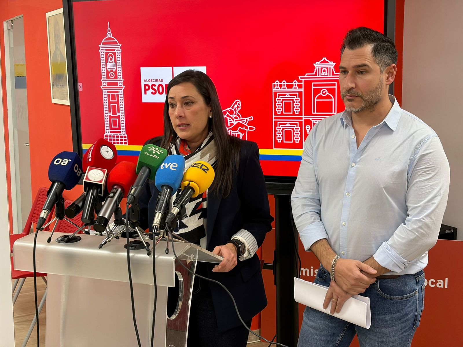 La secretaria general del PSOE de Algeciras y portavoz municipal, Rocío Arrabal, y el secretario de organización y viceportavoz municipal, Fran Fernández,en la que ha sido su primera rueda de prensa de 2026.