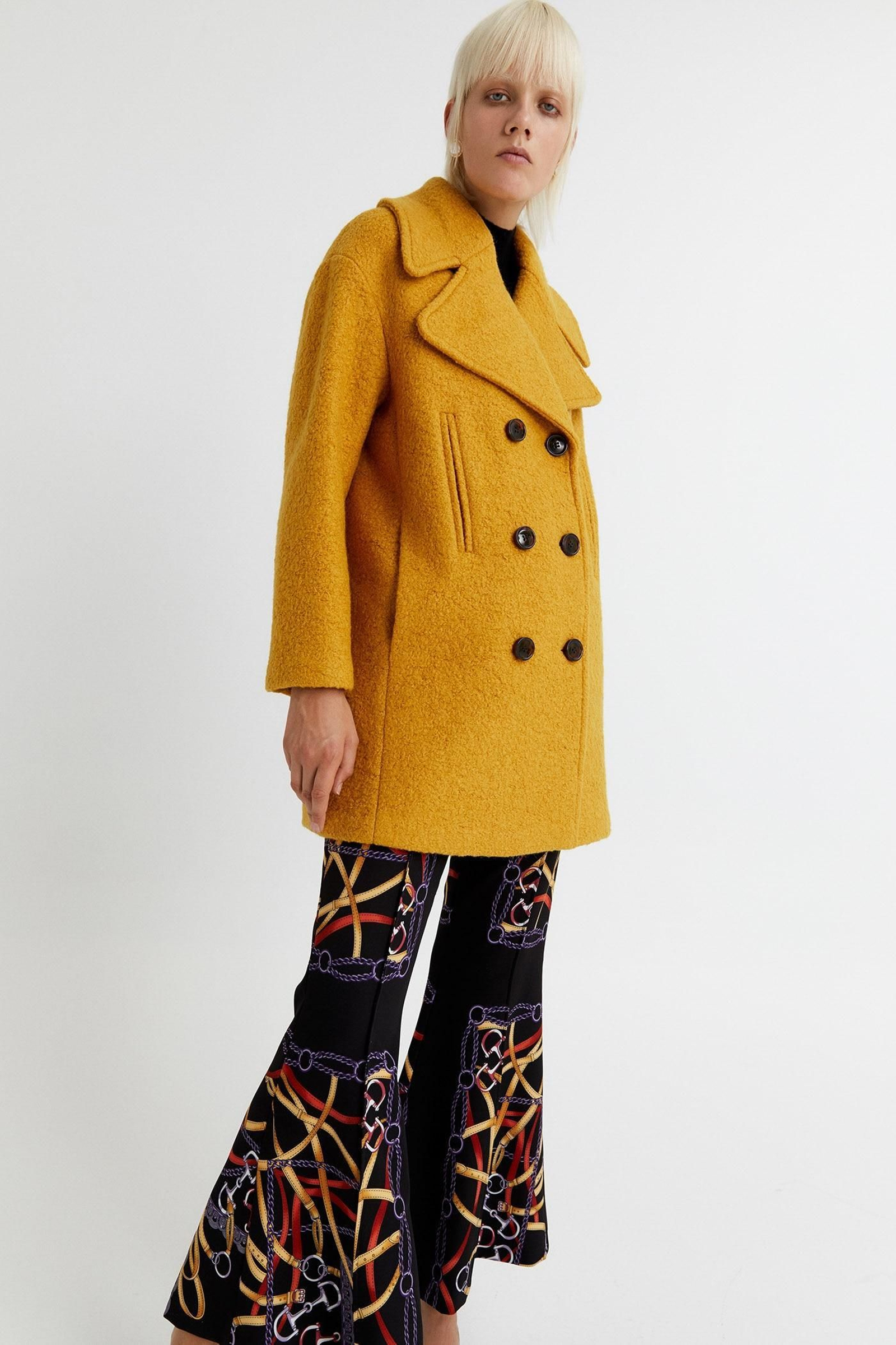 Abrigo amarillo de Sfera (69,99 euros).