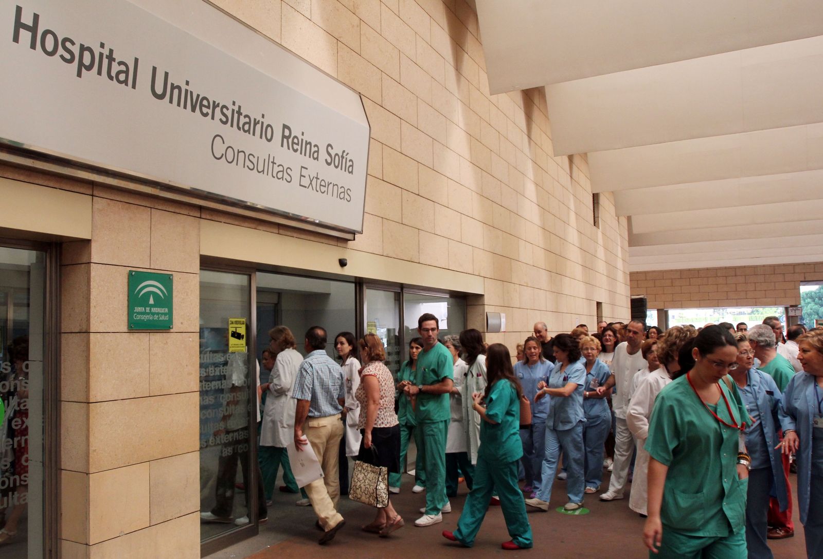 Acceso al hospital Reina Sofía de Córdoba.