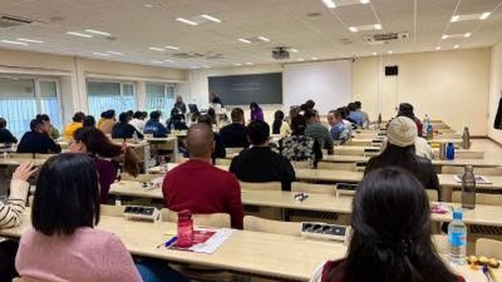 Alumnos realizando un examen MIR.