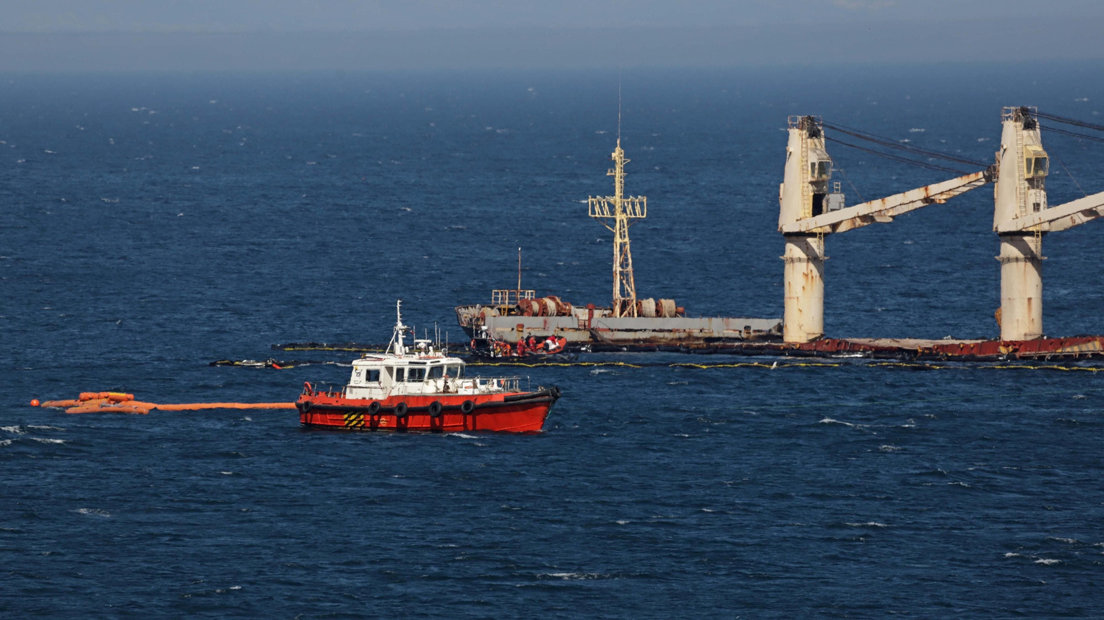 Fotos del hundimiento controlado del buque OS35 en Gibraltar
