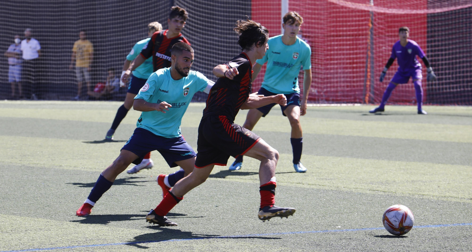 Espinar controla ante la presión de un jugador del Tiro Pichón.