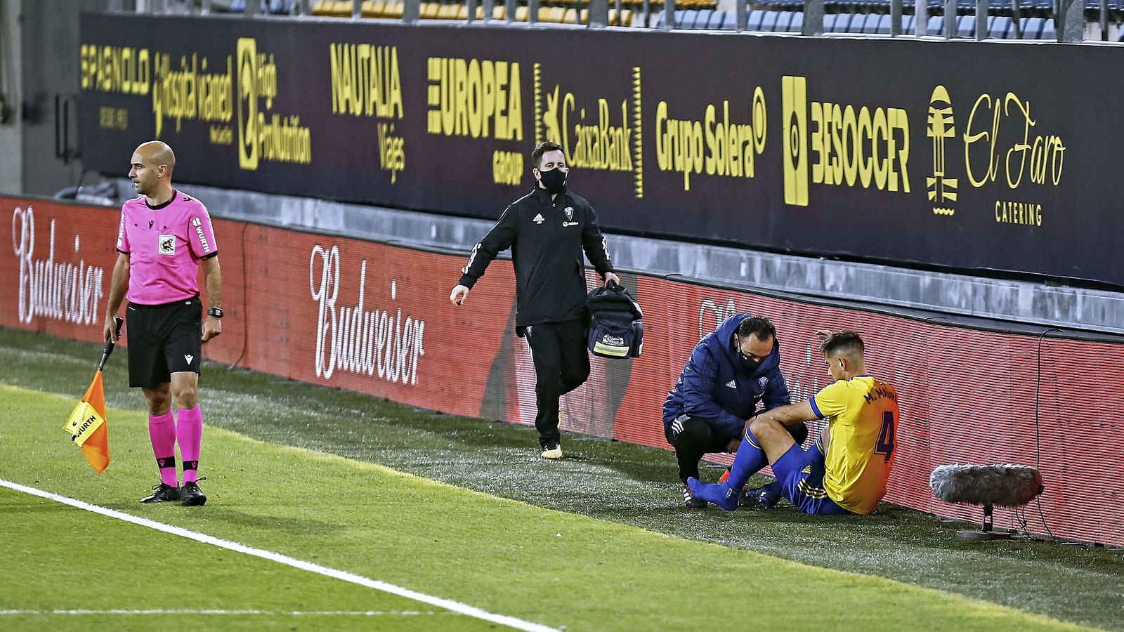 Marcos Mauro es atendido tras sufrir un esguince de tobillo.