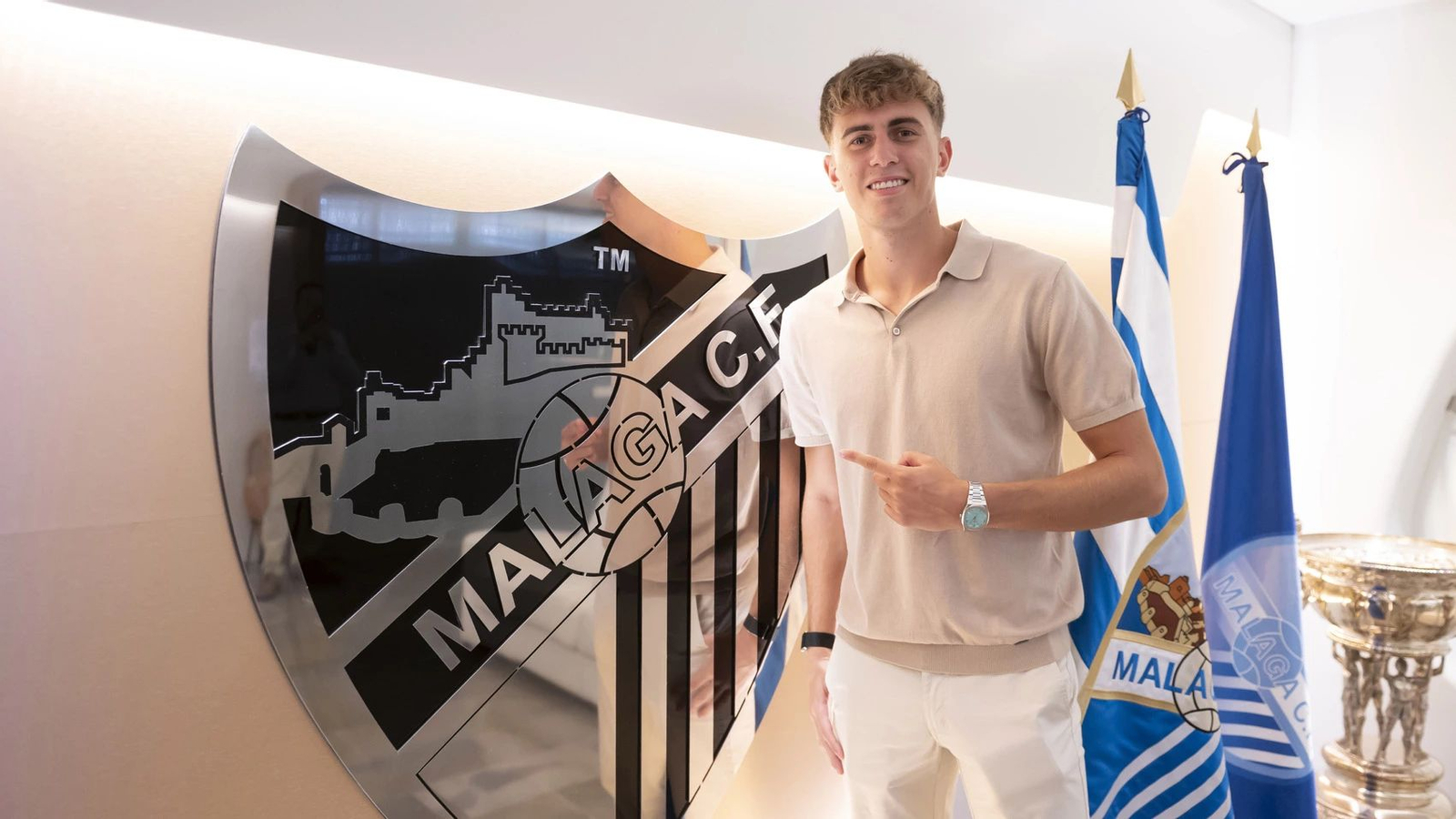 Adrián Niño posa como jugador del Málaga CF Adrián Niño posa como jugador del Málaga CF