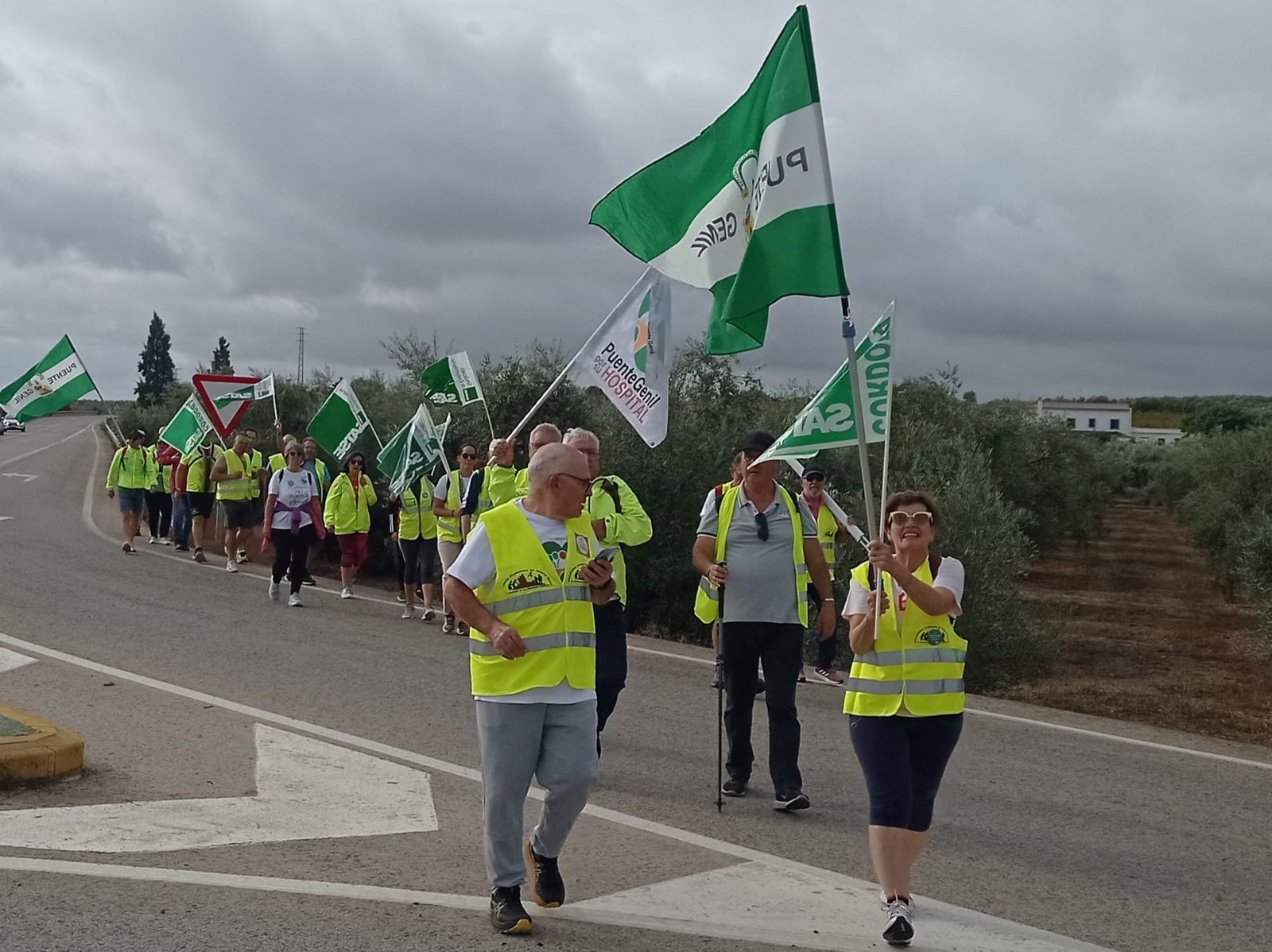 La marcha por la sanidad pública entre Puente Genil y Aguilar de la Frontera, en imágenes
