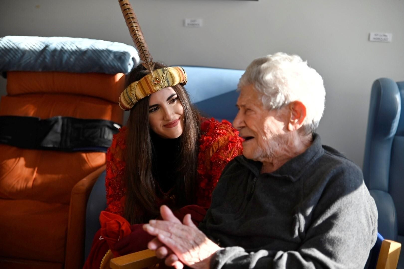 La visita de la Cartera Real de Córdoba a la residencia de Alzheimer San Rafael, en imágenes