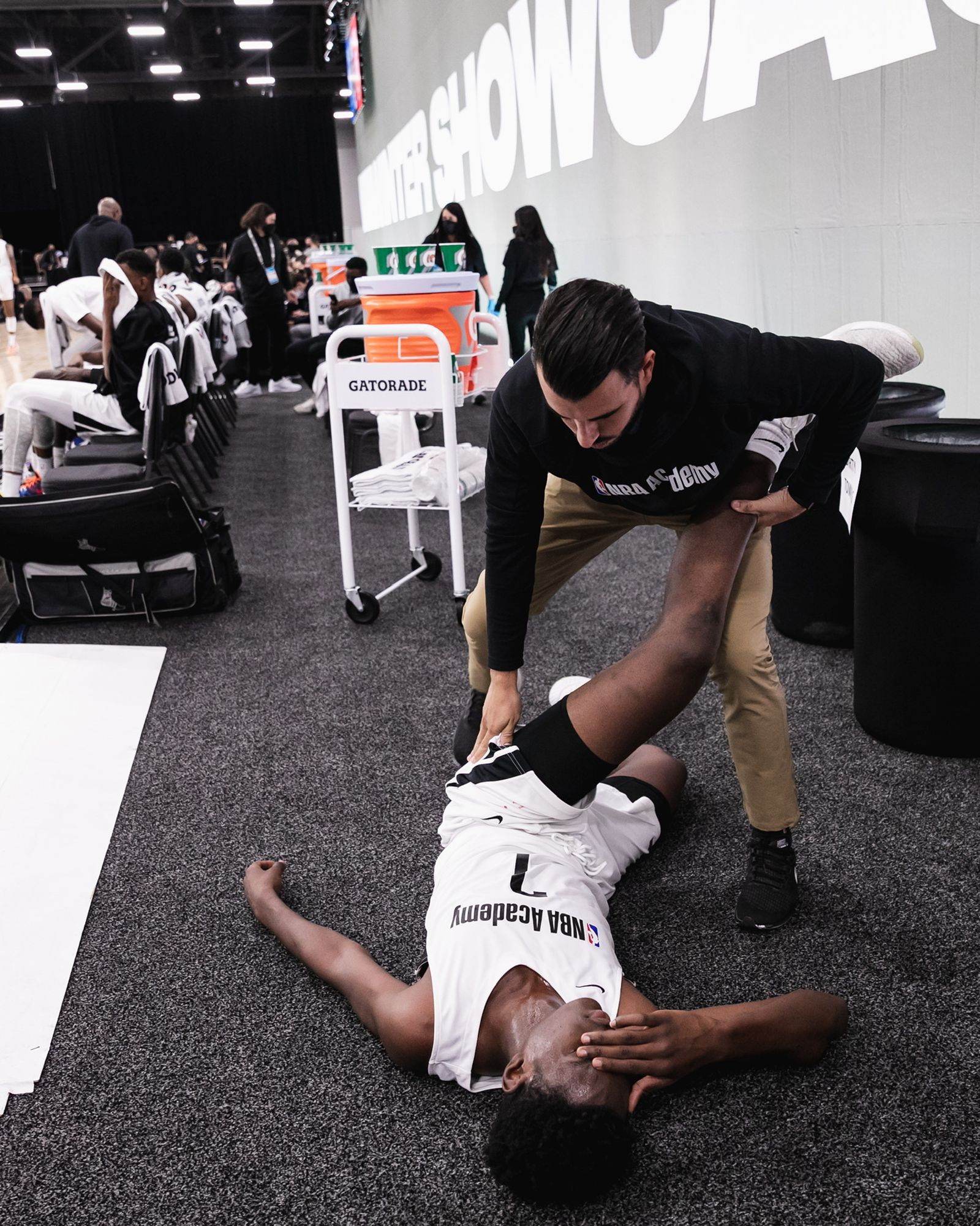 Fran de Alba en su trabajo en la NBA Academy