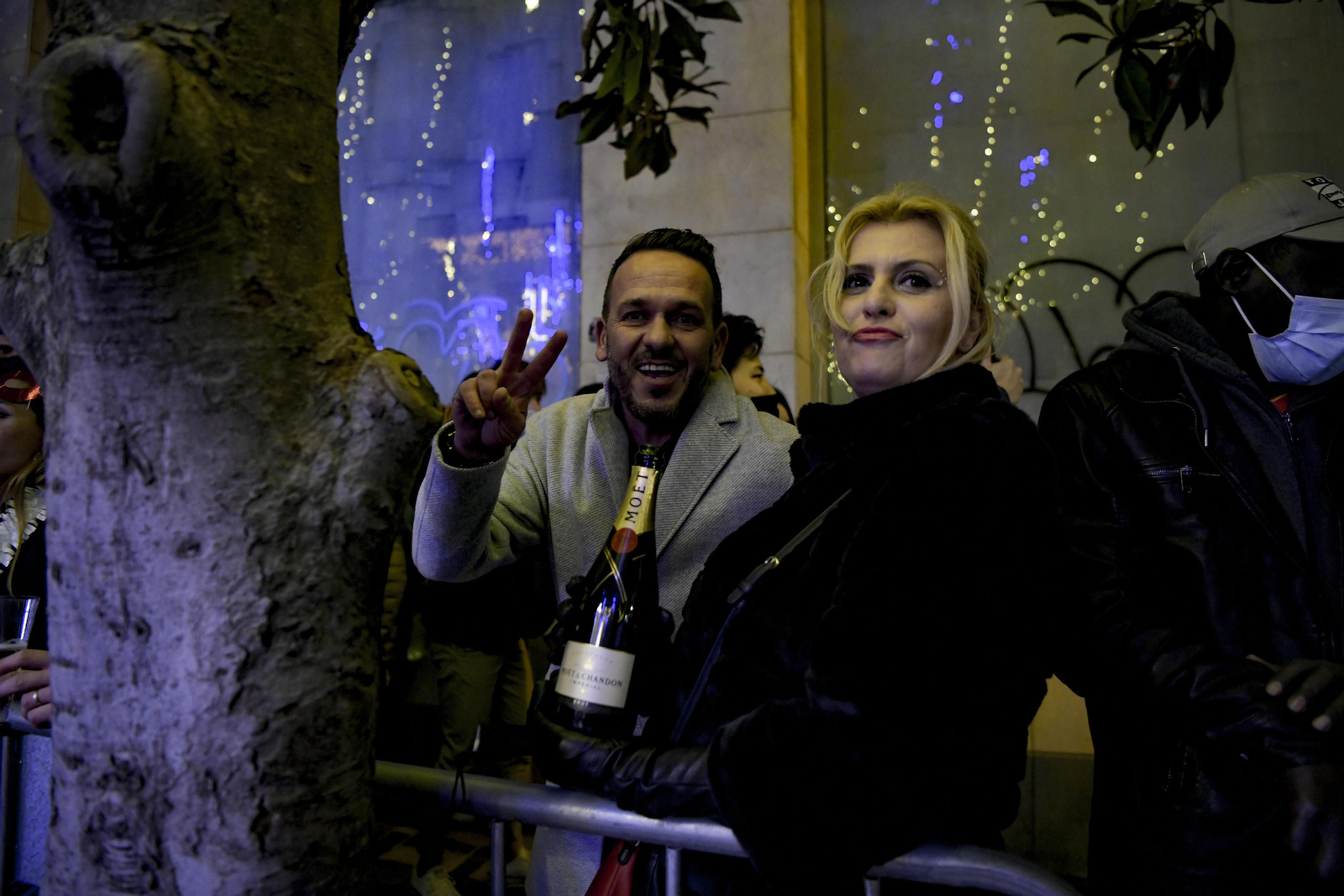 Así fue la Nochevieja 2021 en Granada, en imágenes: uvas en una Plaza del Carmen vallada y ambiente de fiesta en la calle