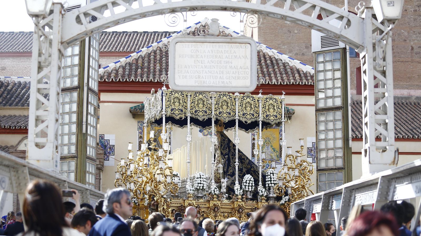 Nuestra Señora de la Concepción, por el Puente de los Alemanes, luciendo sus nuevas bambalinas laterales