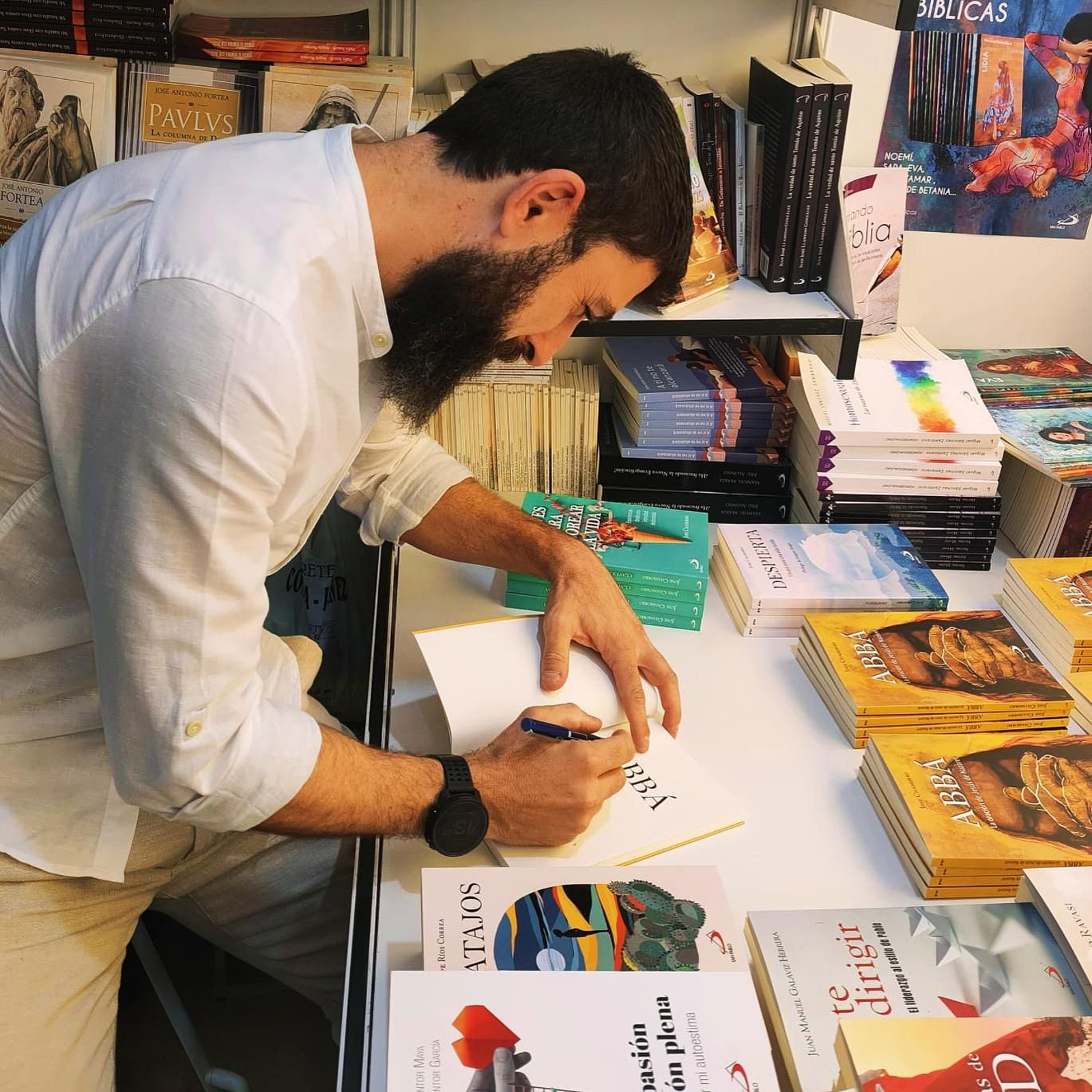 José Chamorro firma su obra en la Feria del Libro de Madrid.