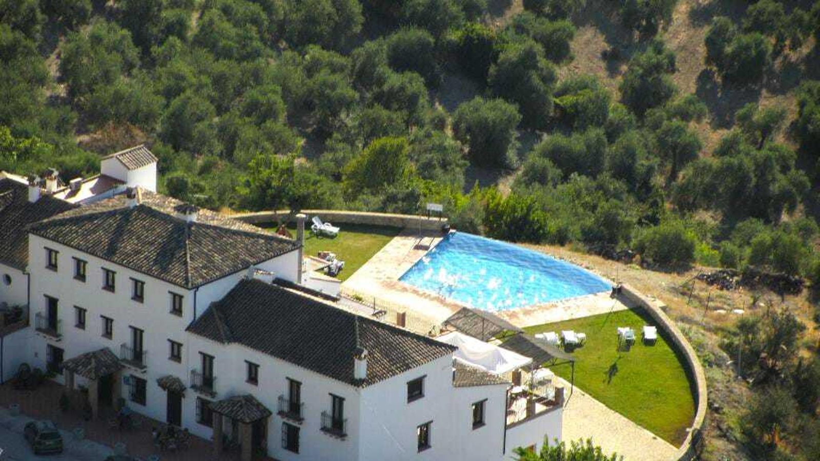 El hotel Los Tadeos, en Zahara de la Sierra, cerrado temporalmente, aunque abre el restaurante