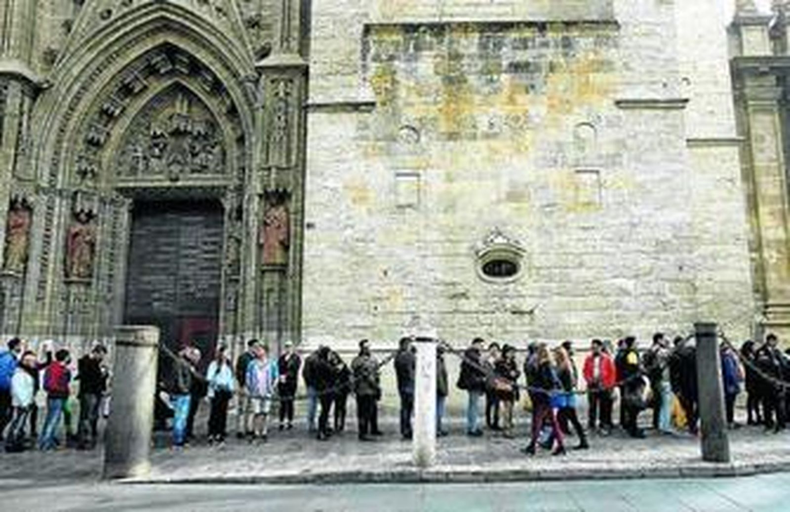 Colas para entrar en la Catedral durante el puente de la Inmaculada.