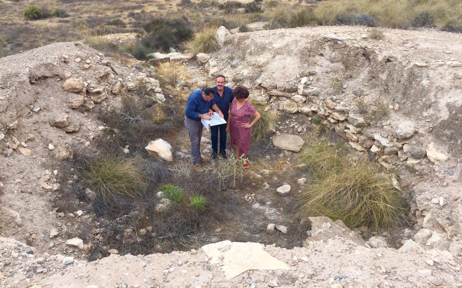 Alfredo Valdivia visitando una de las tumbas donde se va a intervenir.