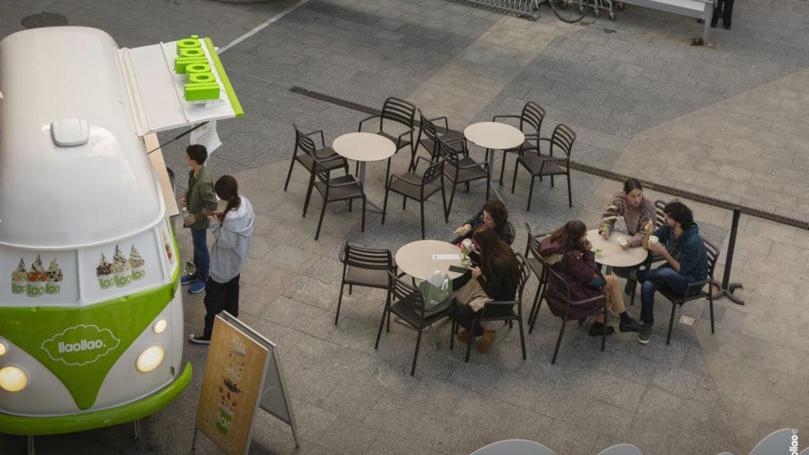 La foodtruck y su terracita en Holea