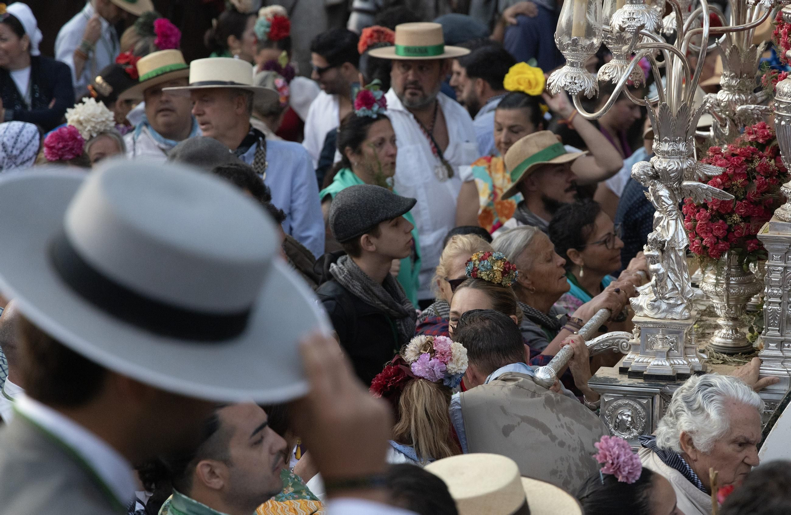 La Hermandad de Triana y Sevilla a su paso por el Vado de Quema