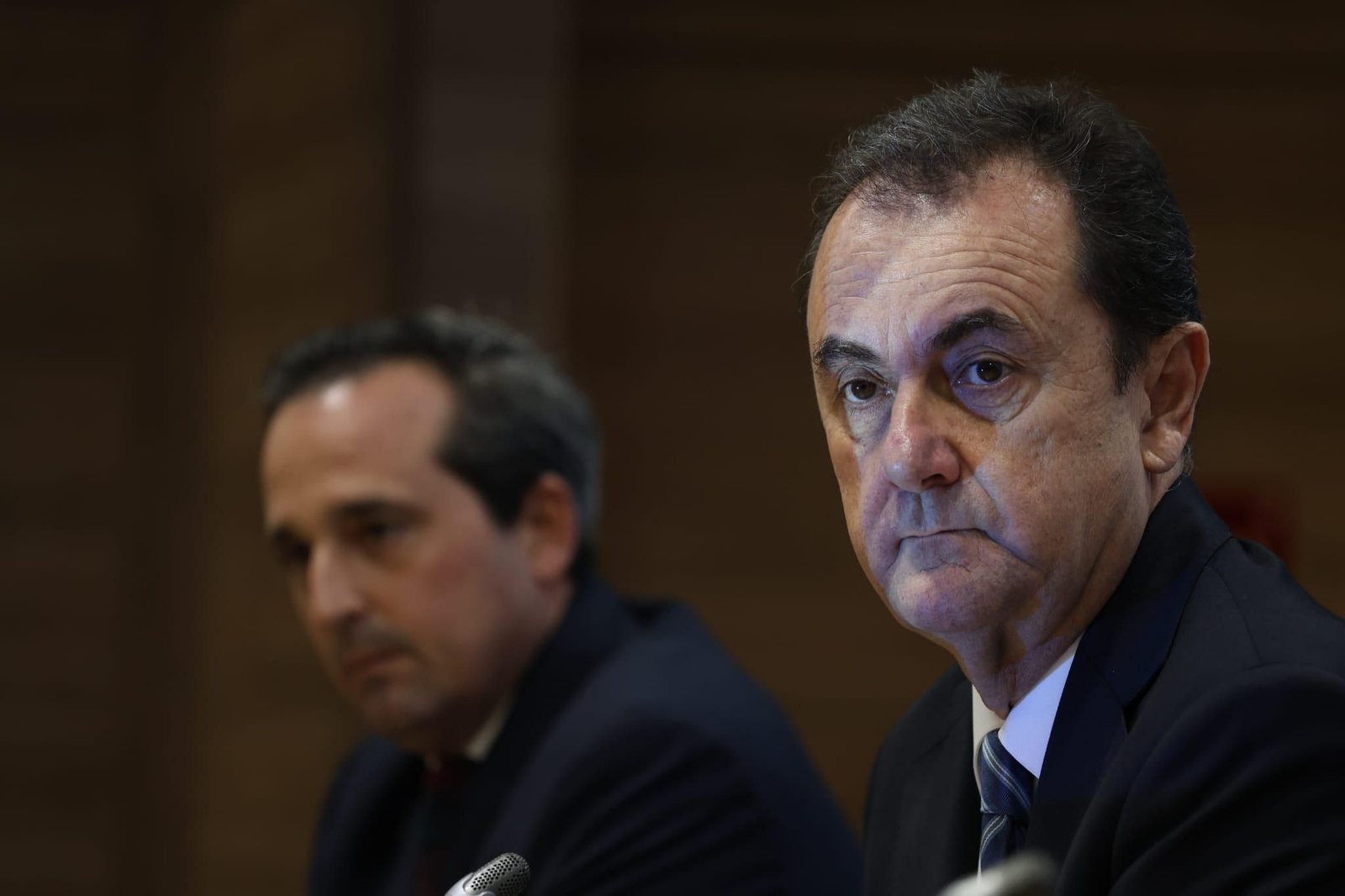 José María Muñoz con Pérez al fondo en la sala de prensa de La Rosaleda