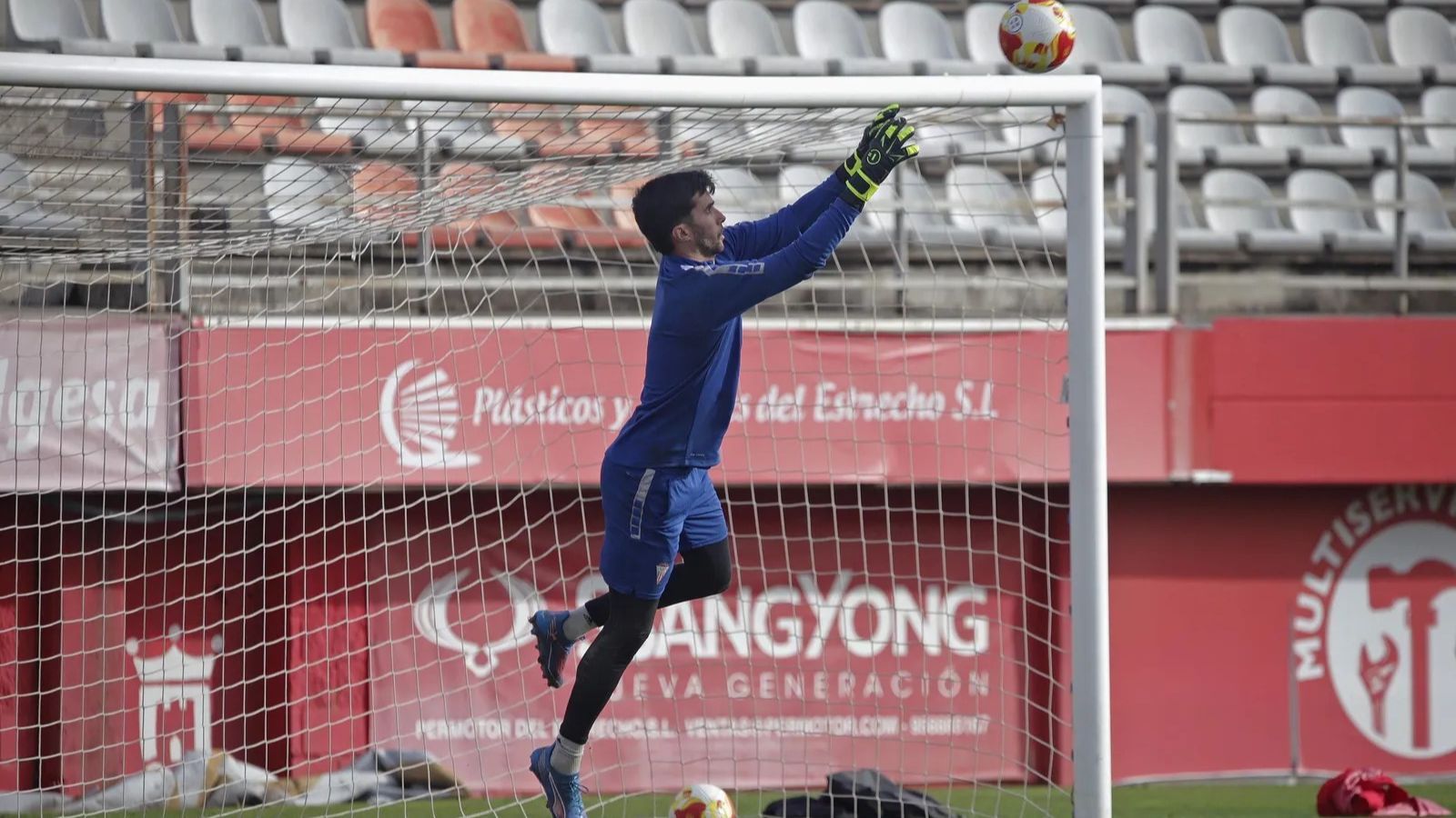 El portero Iván Moreno salta a por un balón durante un entrenamiento.