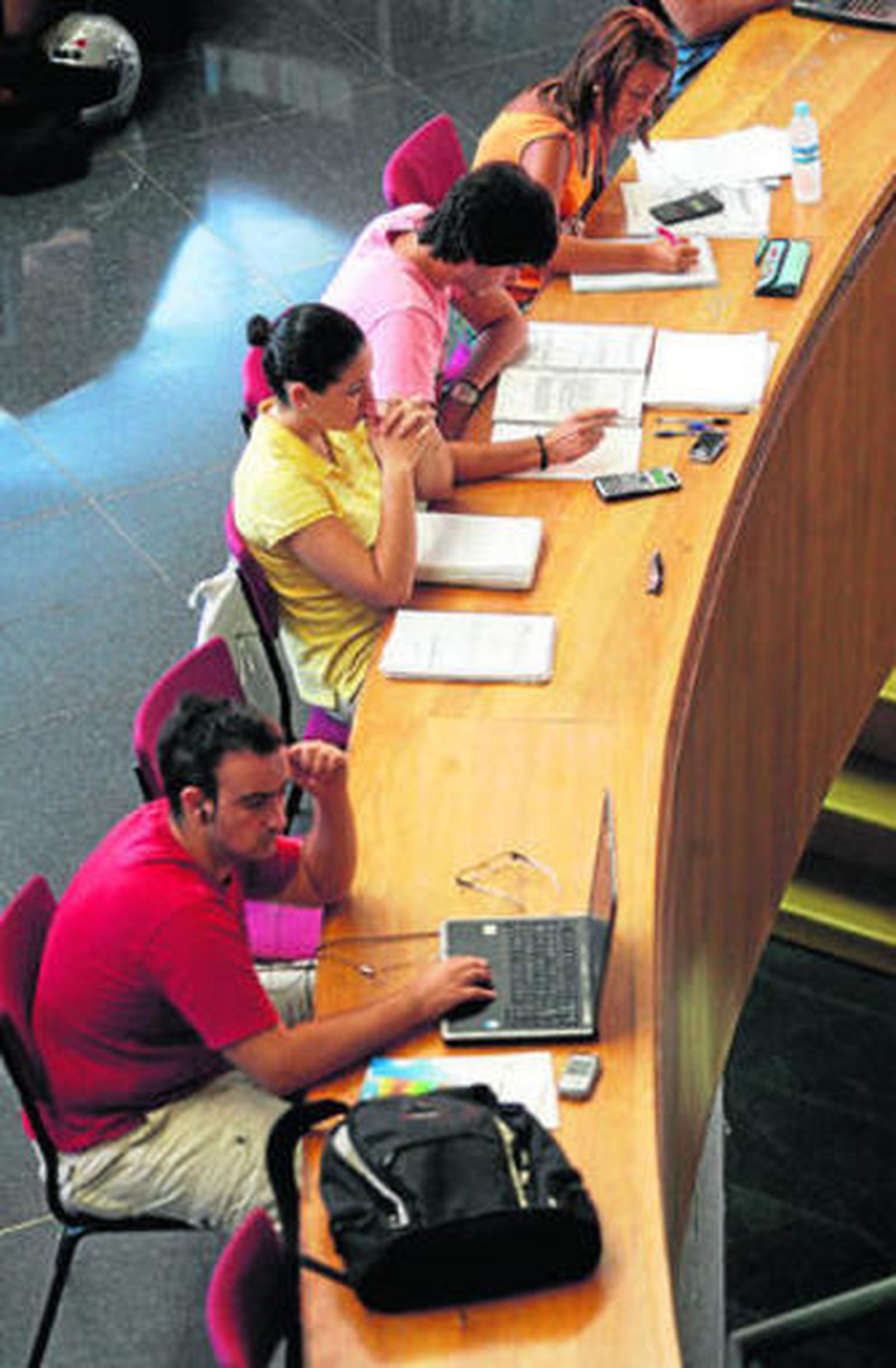 Estudiantes universitarios en la Biblioteca General.