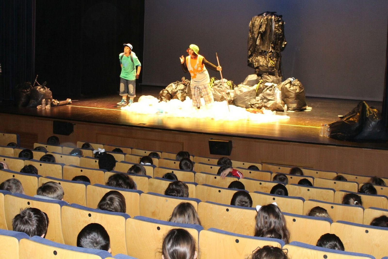 Representación de la obra ‘El viaje de Garabato’ en el Teatro Moderno.