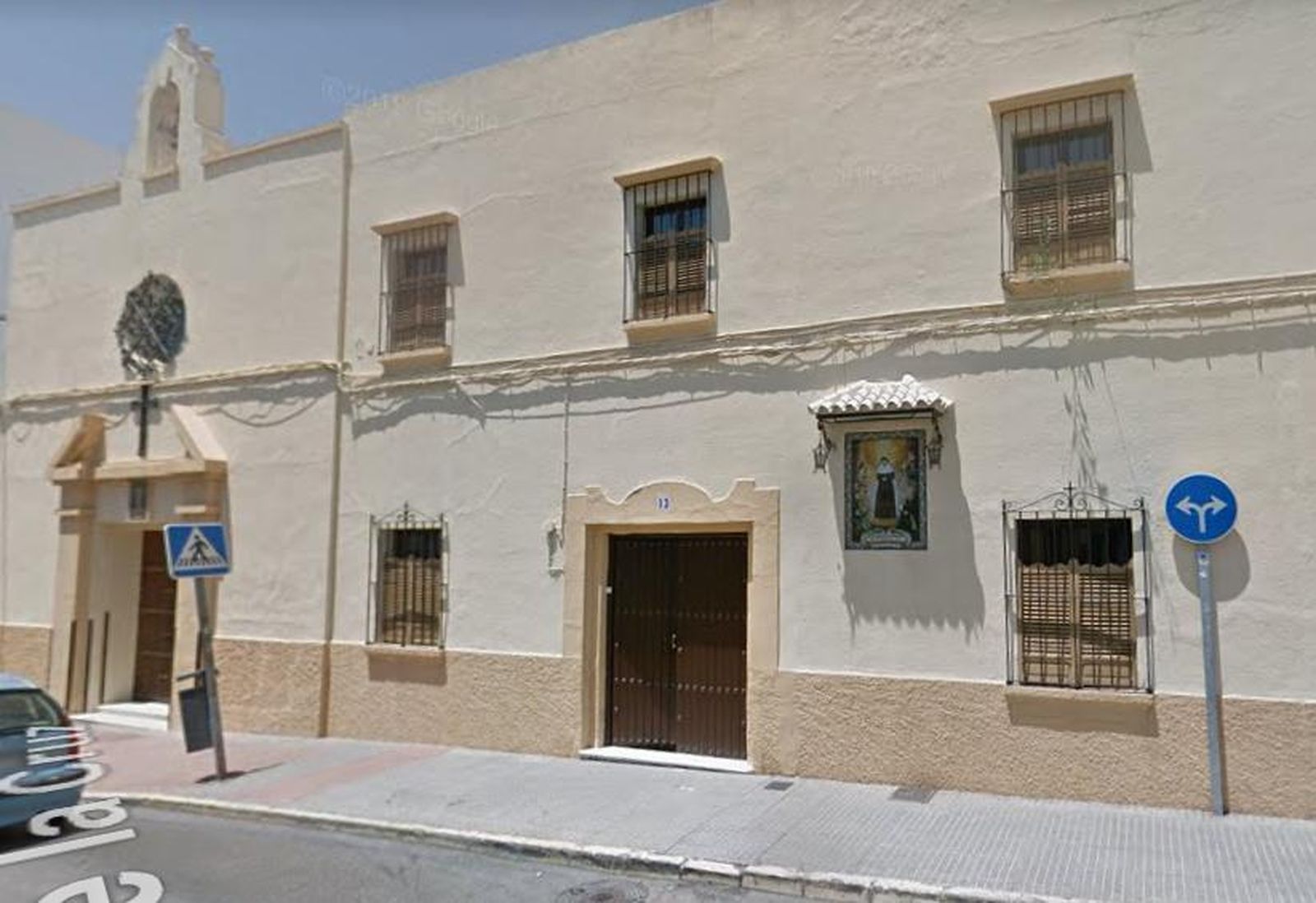 Fachada del convento de las Hermanas de la Cruz en Chiclana.