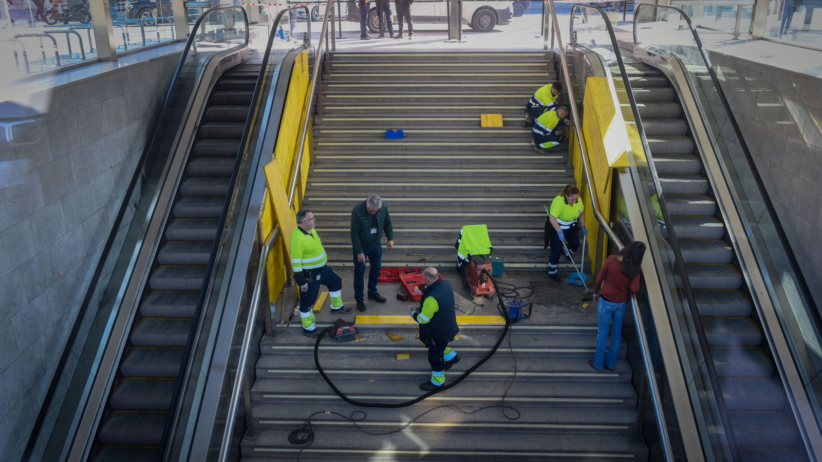 Operarios actuando en la zona de las escaleras de San Bernardo.