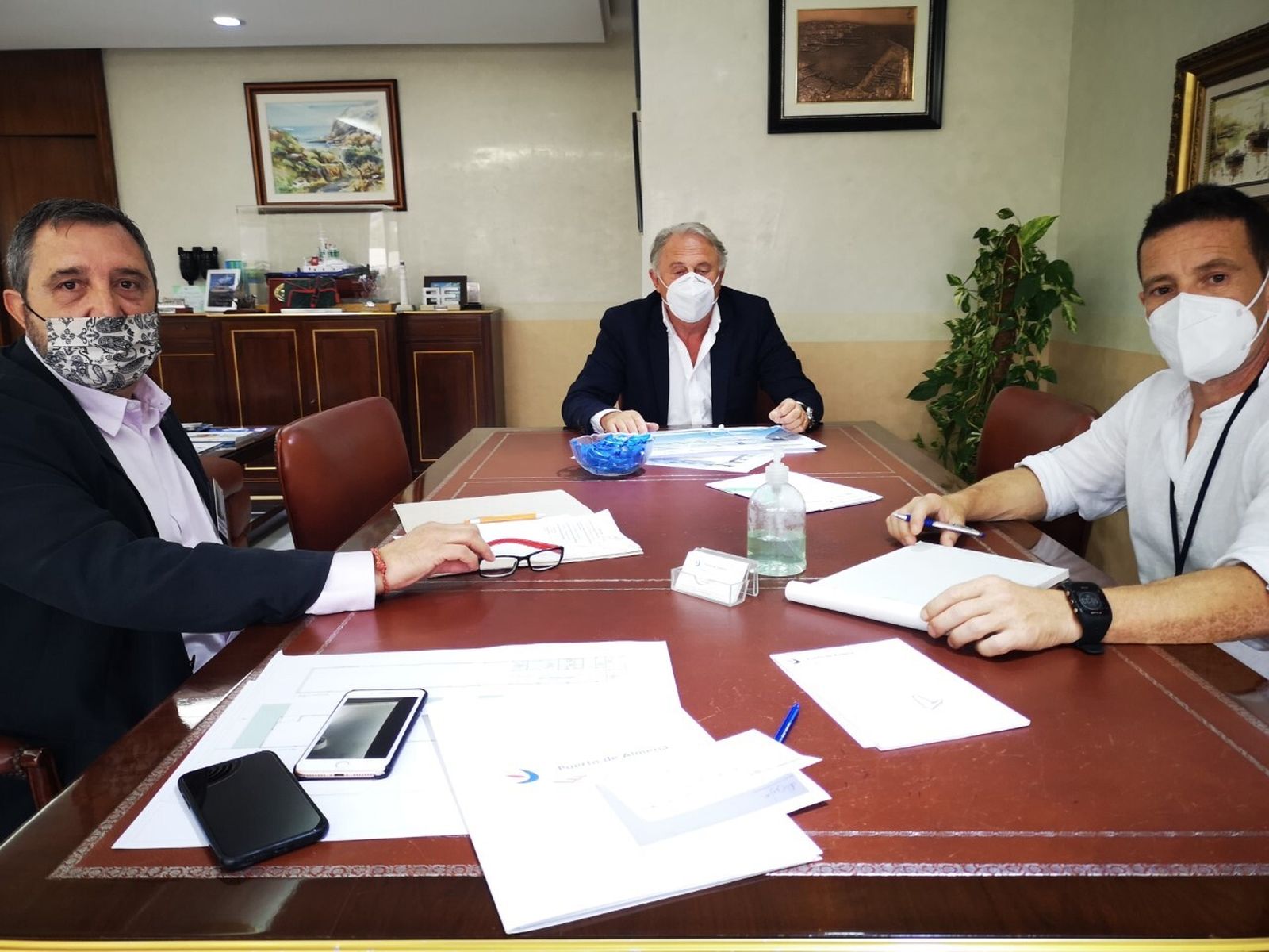 Jesús Caicedo con Agustín Molina García, profesor de la Universidad Politécnica de Madrid y José Luis Doucet, responsable de Medio Ambiente en la APA, preparando la jornada sobre Creasi-PAC