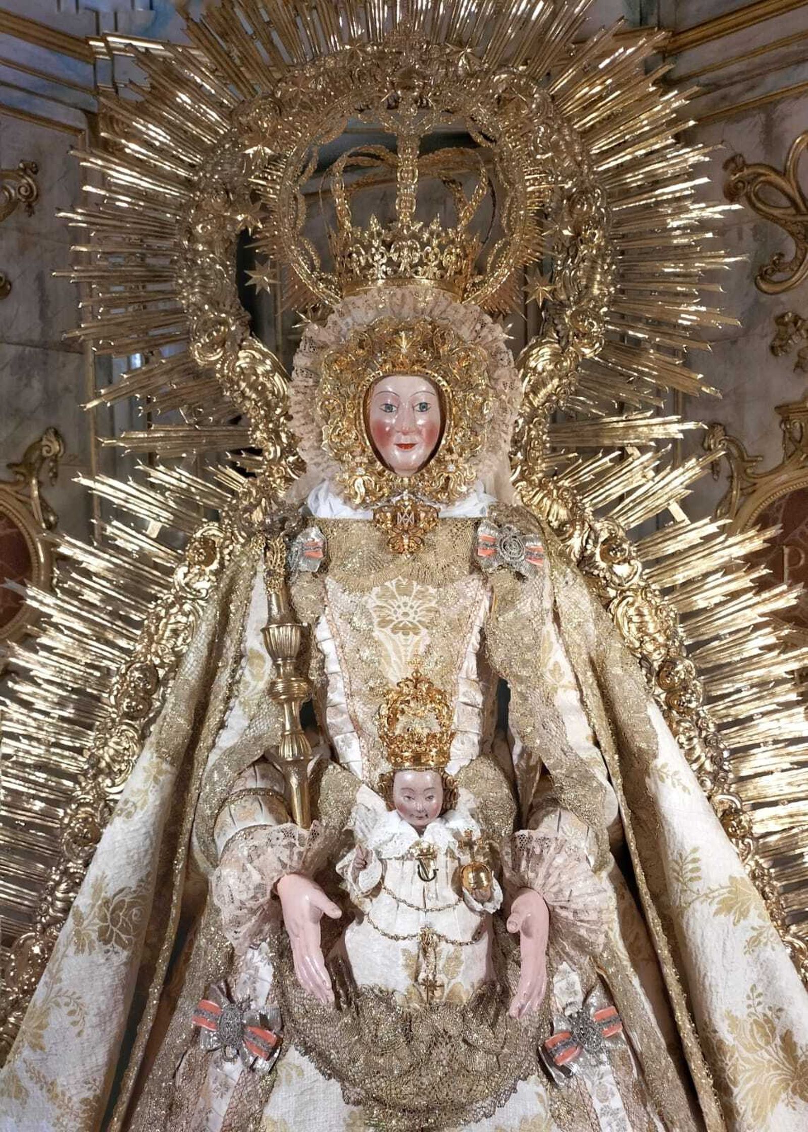 La Patrona de Carmona estrena rostrillo y conjunto textil.