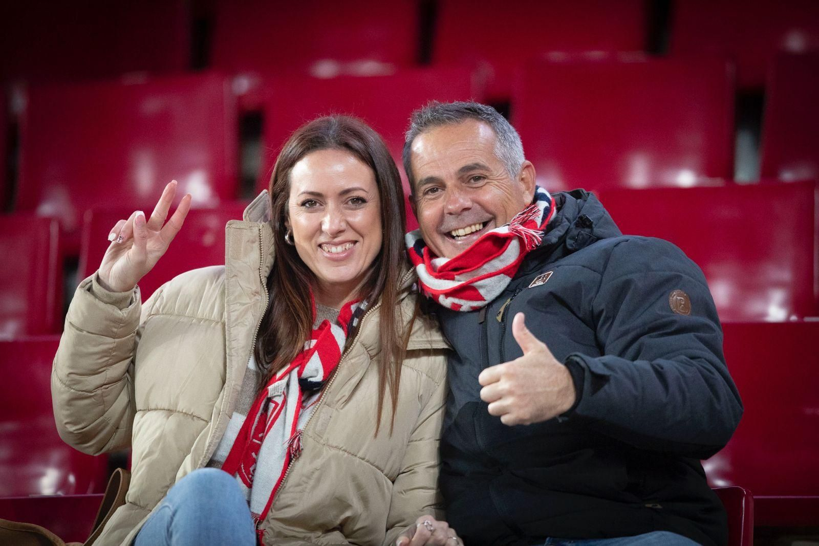 Aficionados en la grada del estadio.