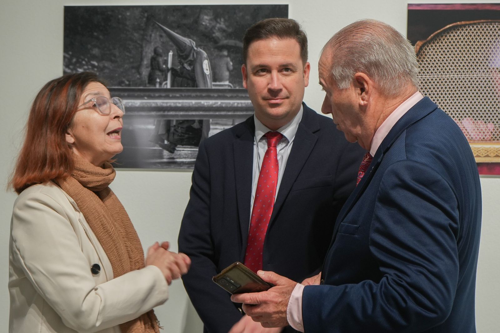 Imágenes de la inauguración de exposición fotográfica 'Luz de Cuaresma', en la Sala El Comercial de la Fundación Cajasol