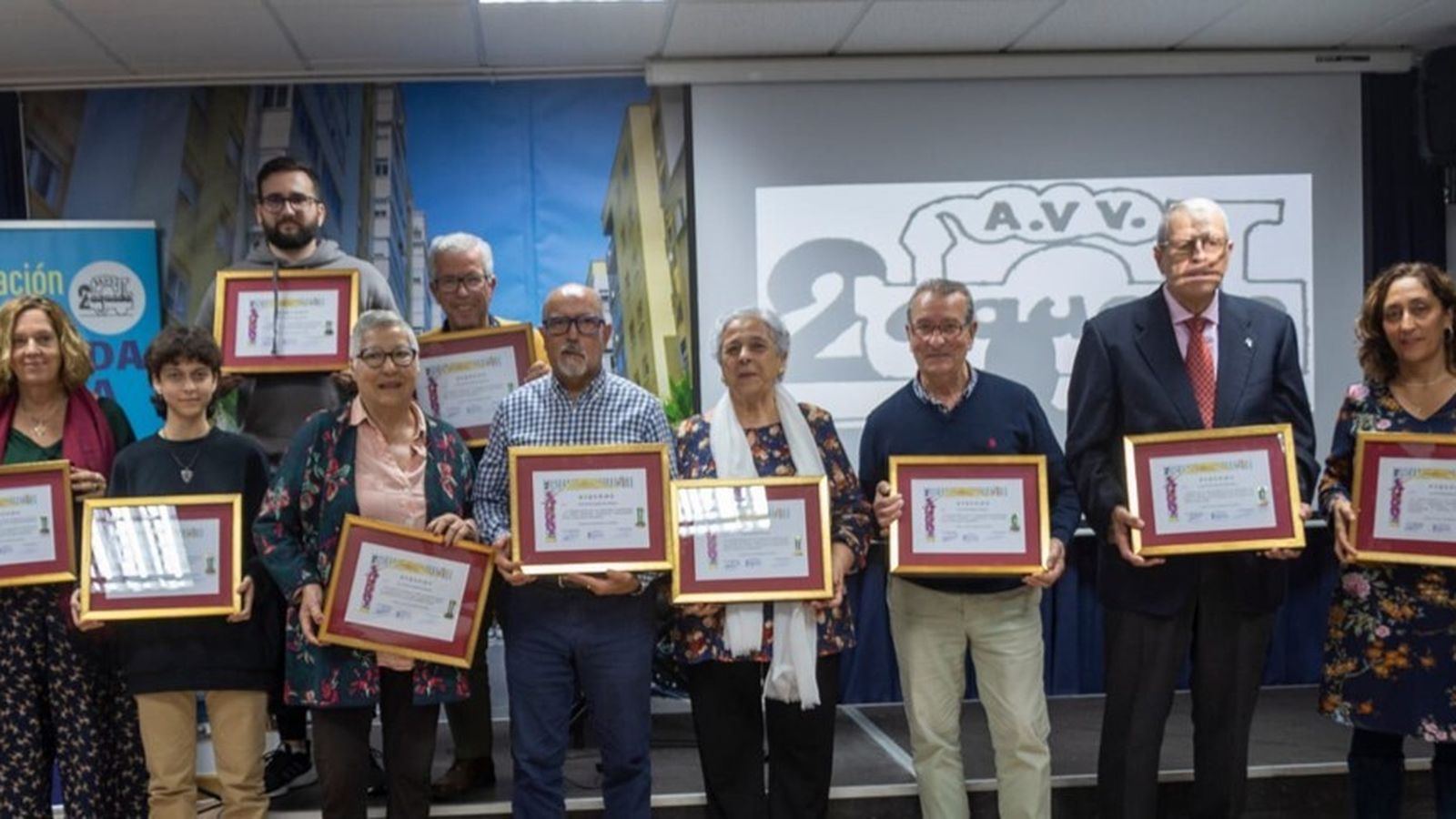 Los premiados, con sus galardones.