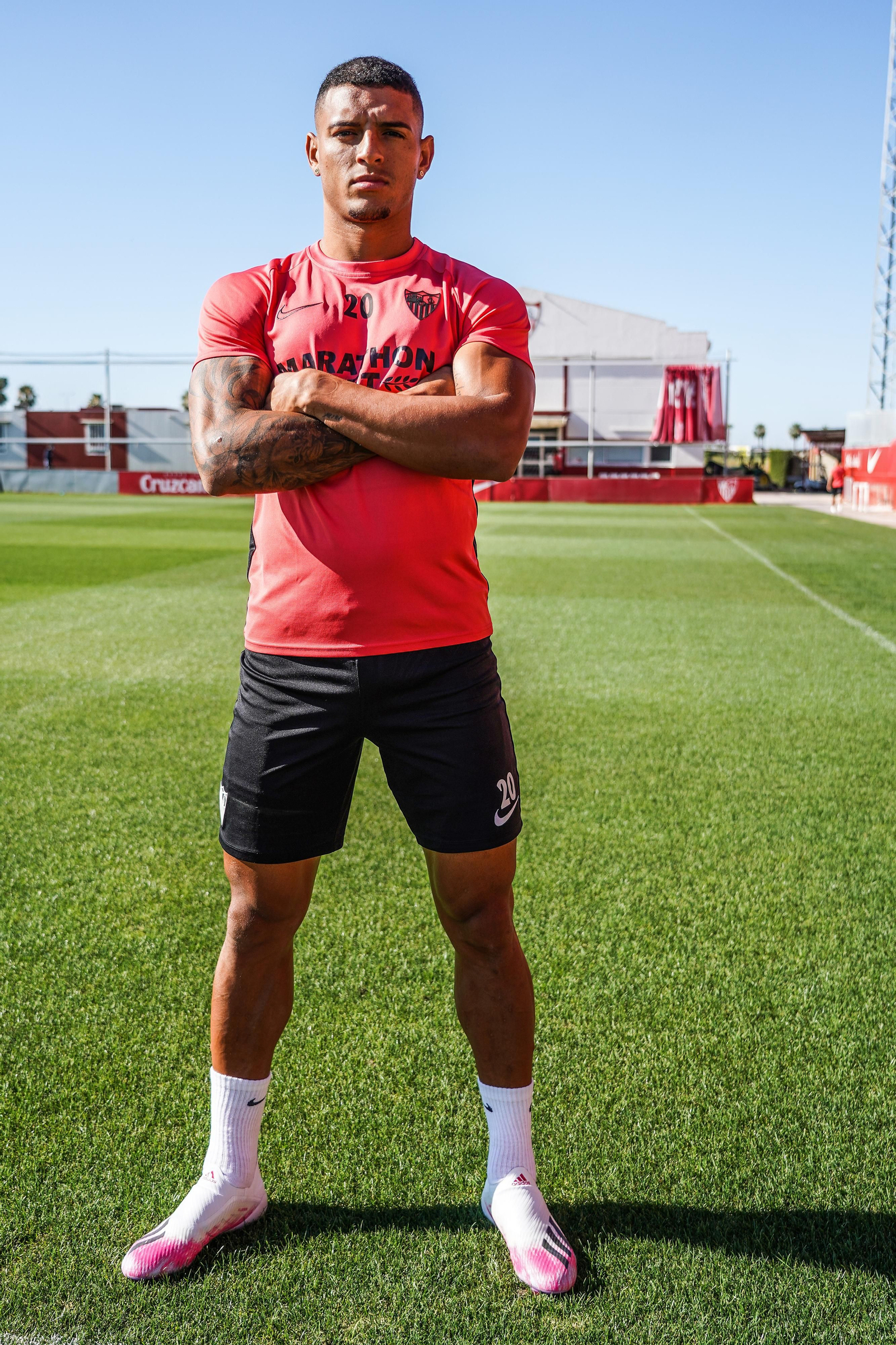 El central brasileño posa en la ciudad deportiva del Sevilla.