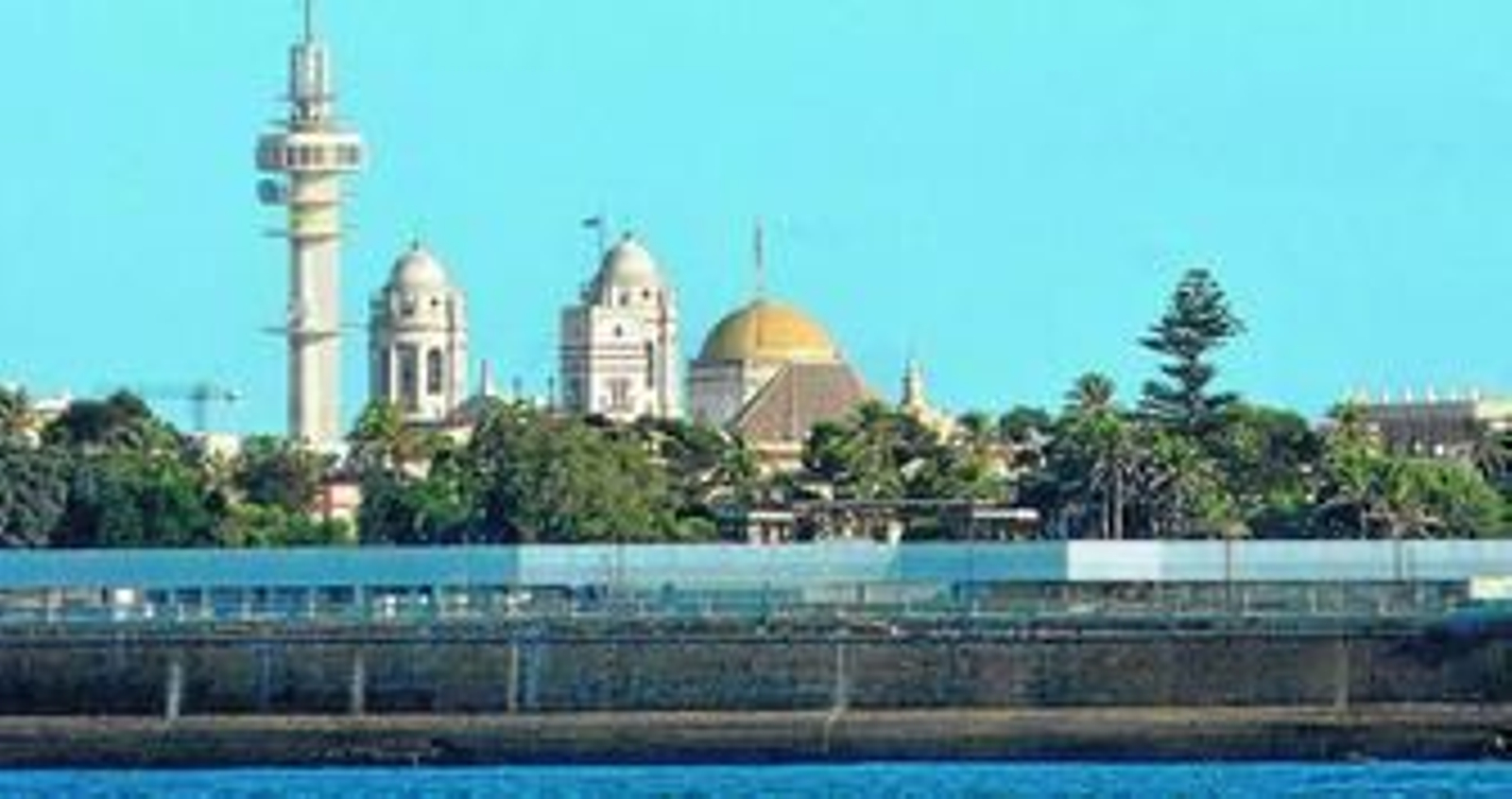 La pérgola vista desde el mar. Al fondo, varios de los edificios más emblemáticos del casco histórico y la torre de telecomunicaciones en Puerta Tierra.