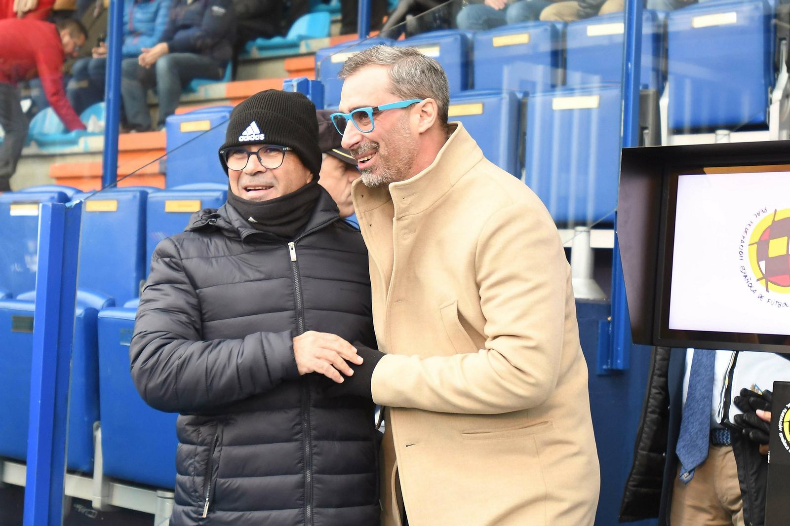 Saludo entre Cervera y Jon Pérez 'Bolo' antes del partido.