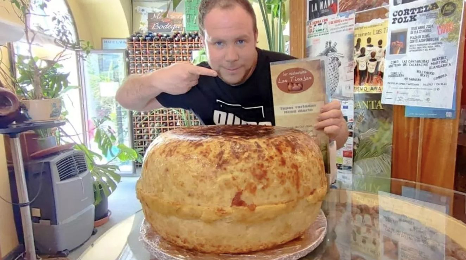 Ángel Rivas junto al gran tortillón